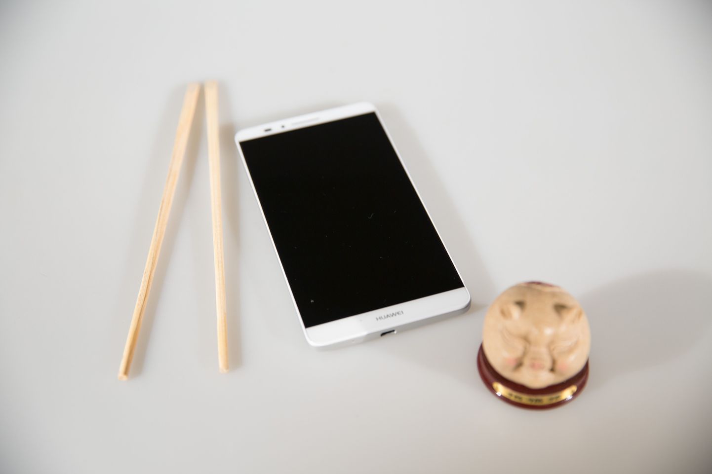 Huawei Ascend Mate 7. Pildil võrdluseks tavalised söögipulgad ja Hiina suveniirsiga