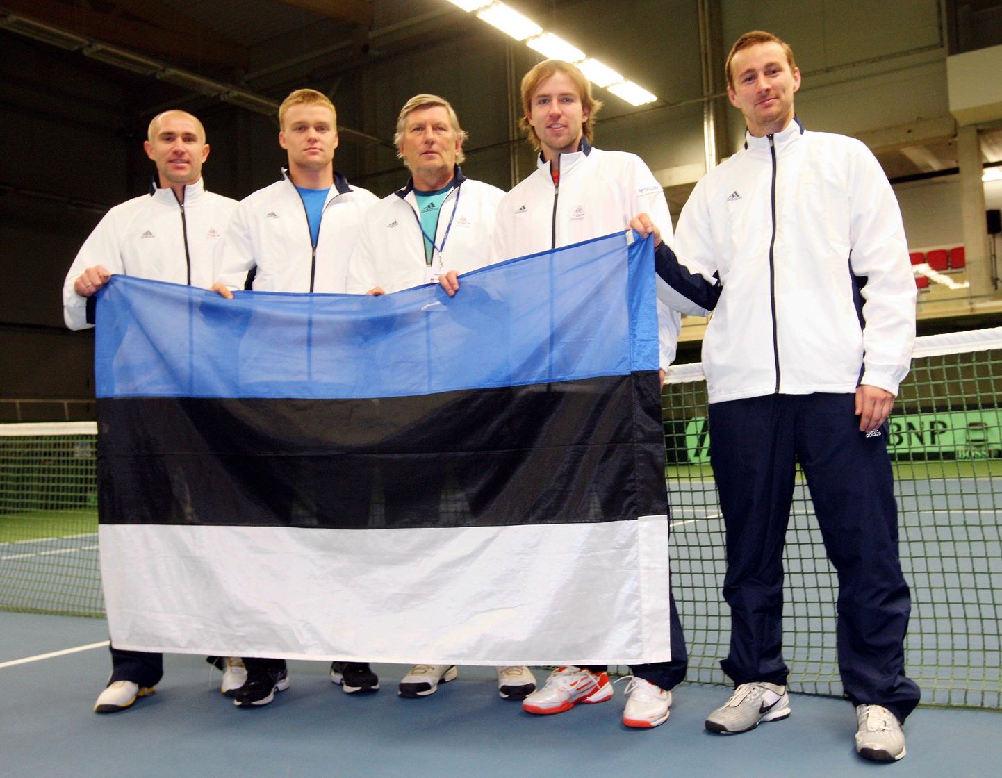 Eesti tennisemeeskond pärast Davise karikasarja II liiga kohtumist Luksemburgiga, mis võideti 5:0. Mait Künnap (vasakult), Jürgen Zopp, kapten Peeter Lamp, Vladimir Ivanov ja Jaak Põldma.