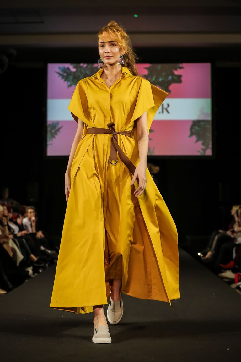 Trendikas kuldooker ja põnev siluett - priima! Iris Janvier. Tallinn Fashion Week