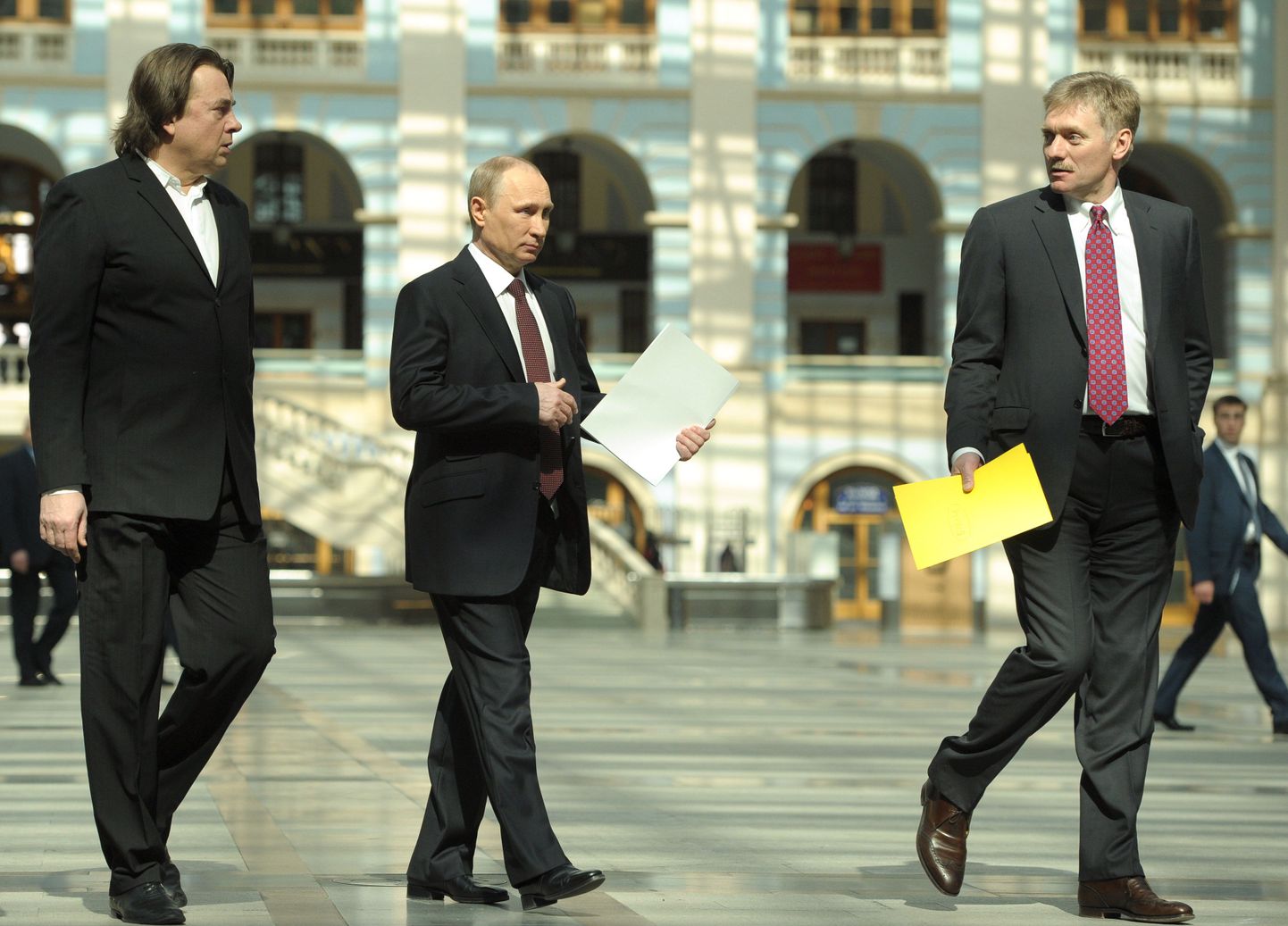 Pervõi Kanali peadirektor Konstantin Ernst (vasakul), Vene president Vladimir Putin ja riigipea pressisekretär Dmitri Peskov (paremal).