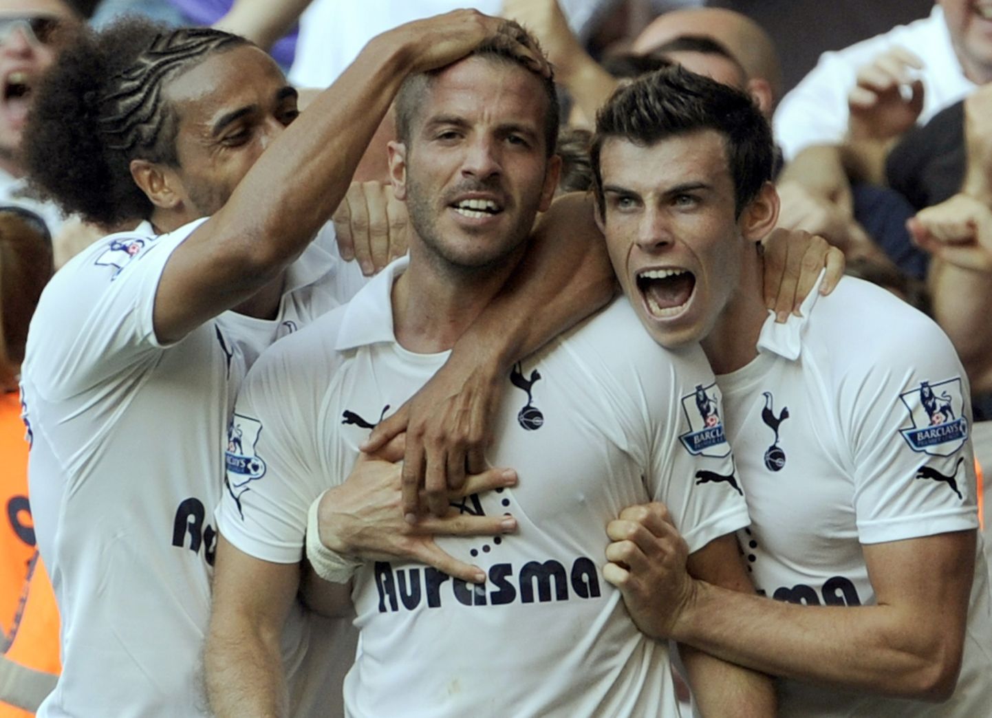 Rafael van der Vaart (keskel) tähistab koos Gareth Bale'i (paremal) ja Younes Kabouliga Arsenalile löödud väravat.