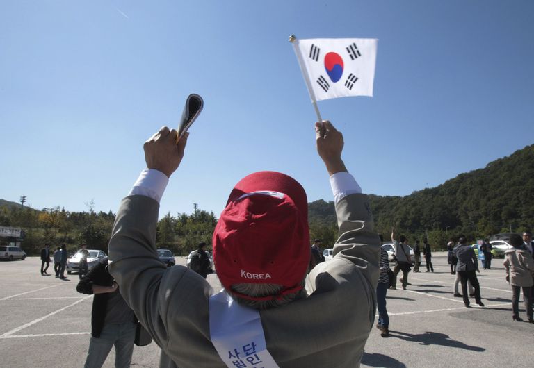 Põhja-Koreast pärit põgenik lehvitamas Lõuna-Korea lippu. Foto: Scanpix