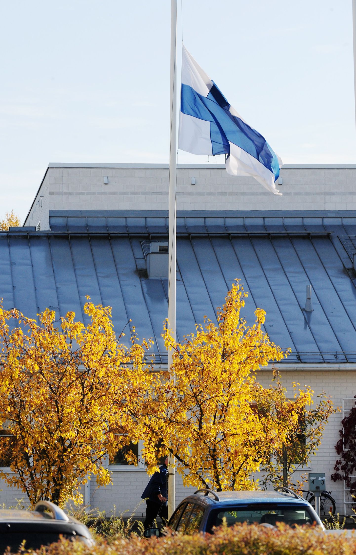 Soome riigilipp pooles mastis.