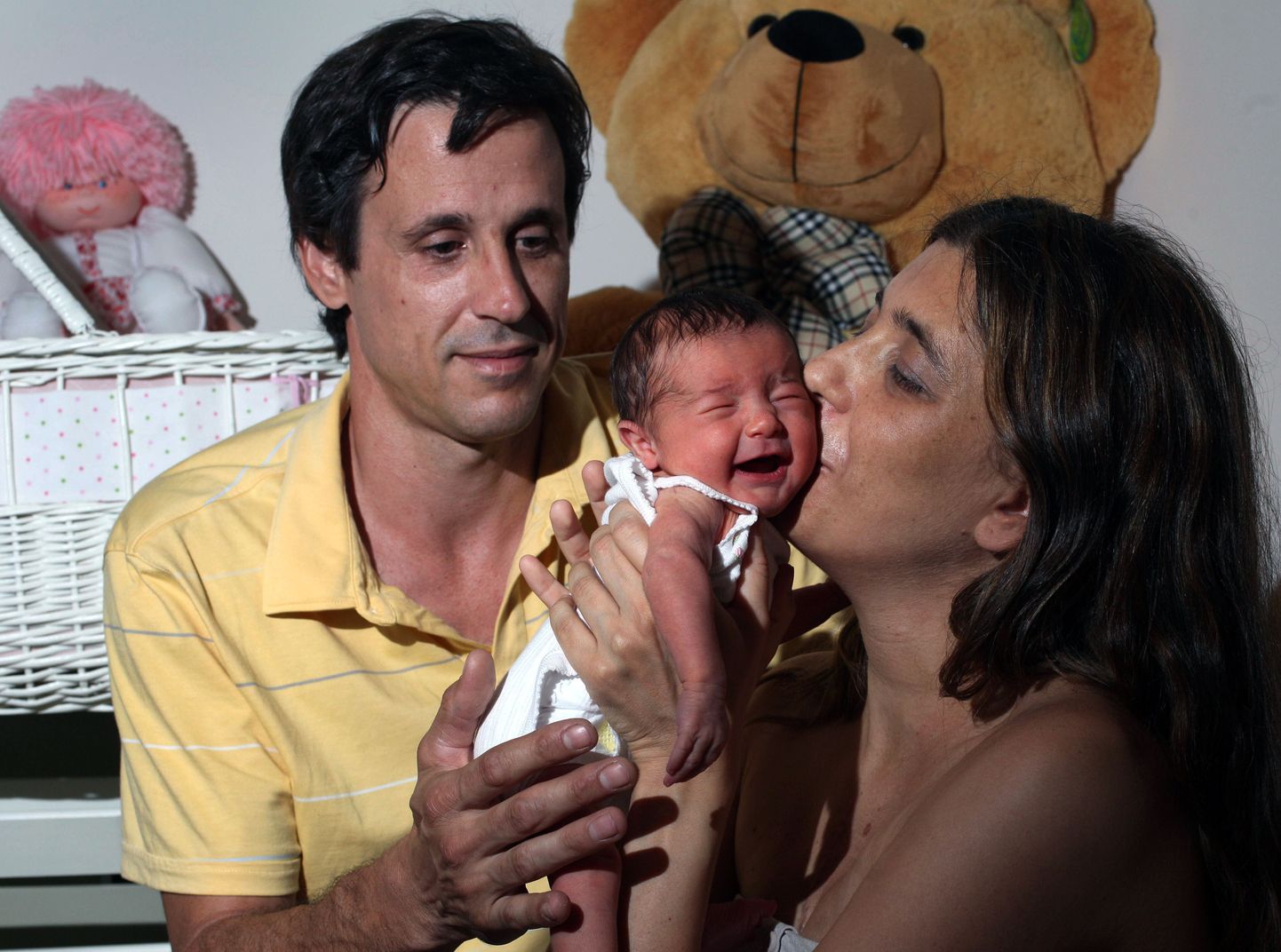 Juliana Finondo, ta tütar Emilia ja abikaasa Gerardo Tuya