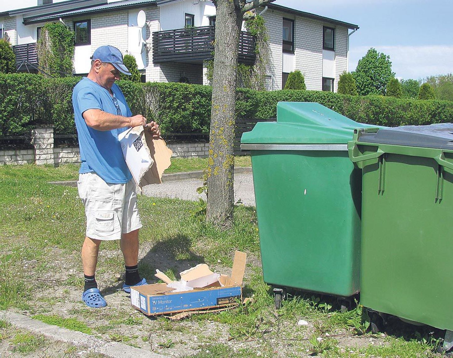 Teadlik linnakodanik lõhub kartongpakendi tükkideks, enne kui jäätmekonteinerisse paneb.