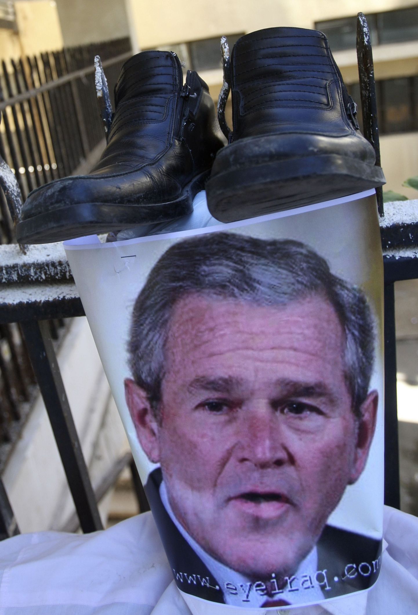 Kingatootjad vaidlevad, millises firmas valmistatud jalatsitega visati USA presidenti George Bushi