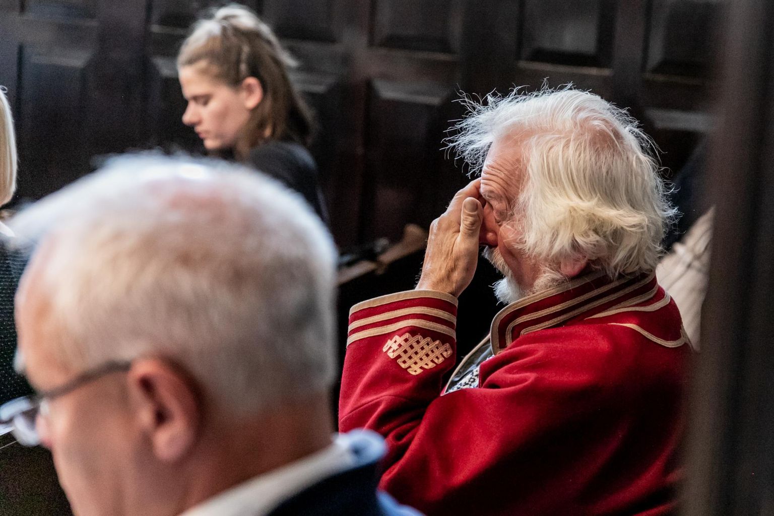 Mark Soosaar ootas pärast kõnepuldis üle elatud küsimuste vooru hääletustulemust saali viimasel pingil.