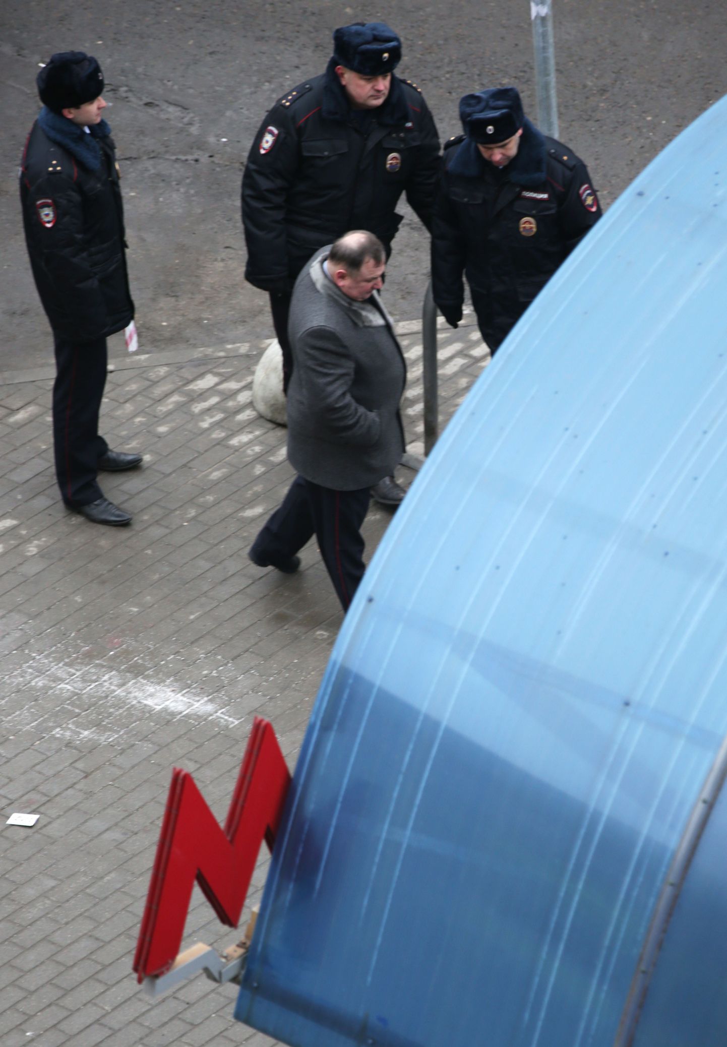 Российские правоохранители возле станции метро "Октябрьское поле".