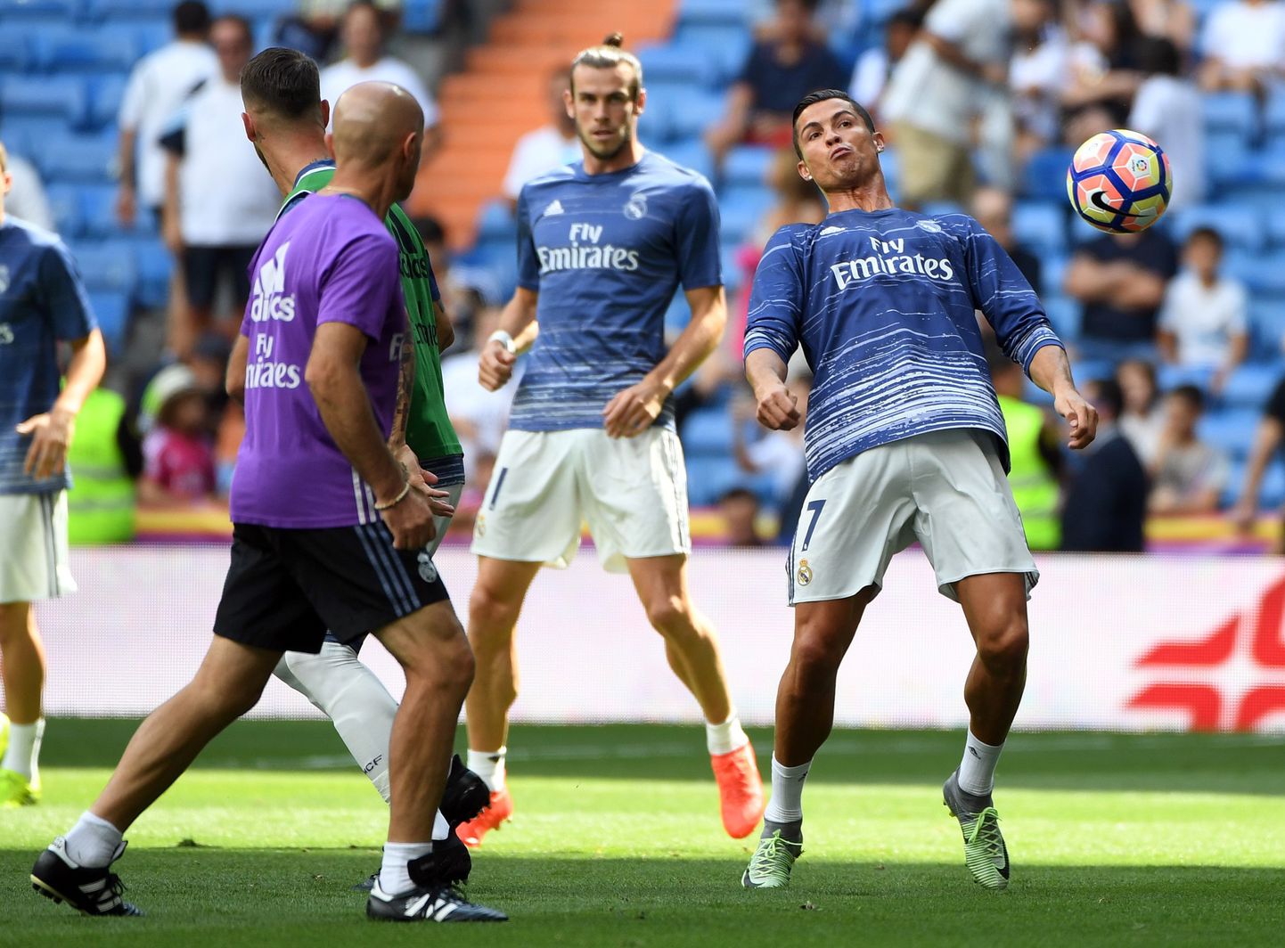 Cristiano Ronaldo (paremal) ja Gareth Bale tema kõrval.