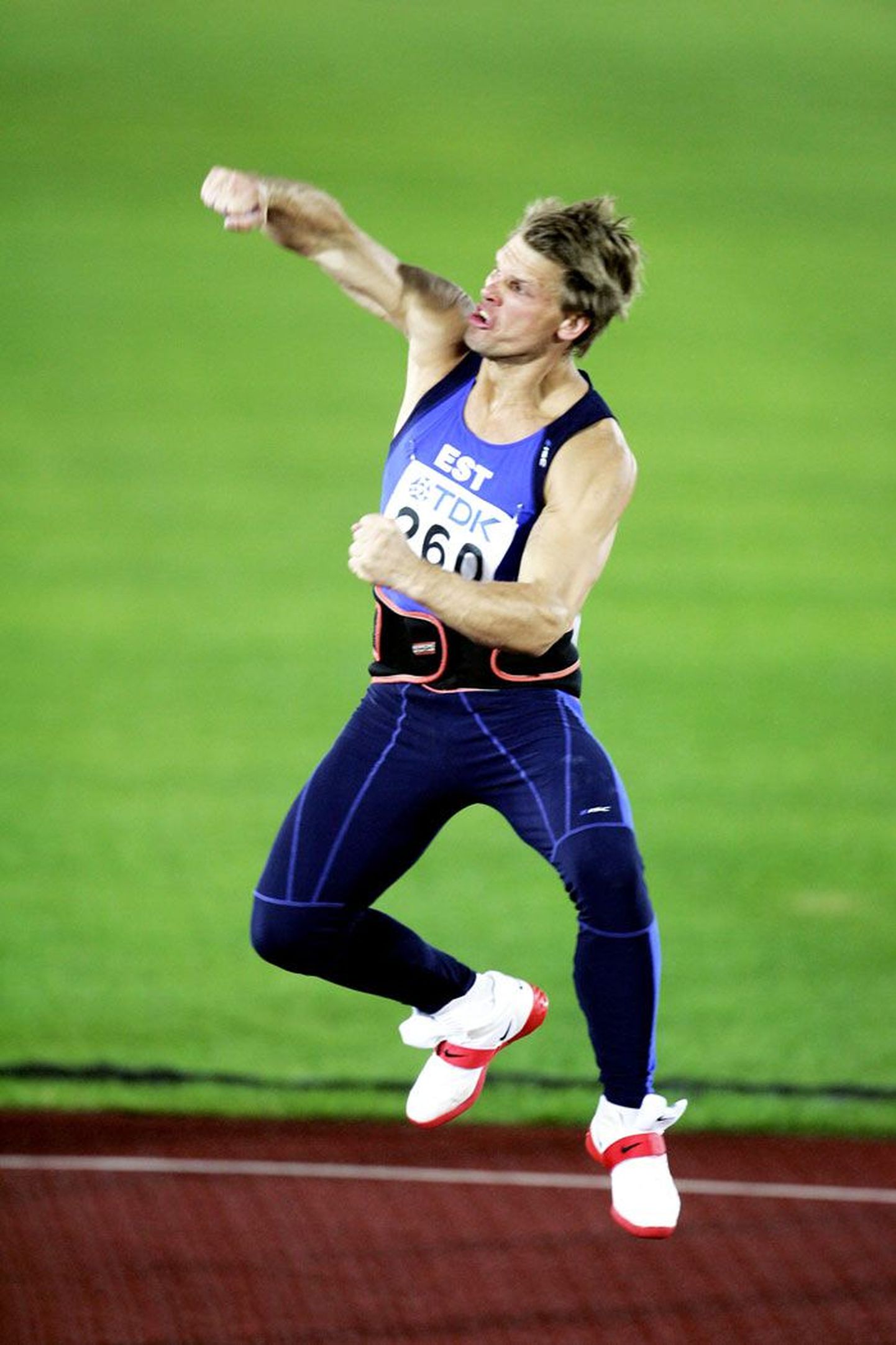 Andrus Värnik üheksa suve tagasi Helsingis kergejõustiku maailmameistrivõistlustel 87.17 meetrini kandunud võiduviske järel triumfeerimas.