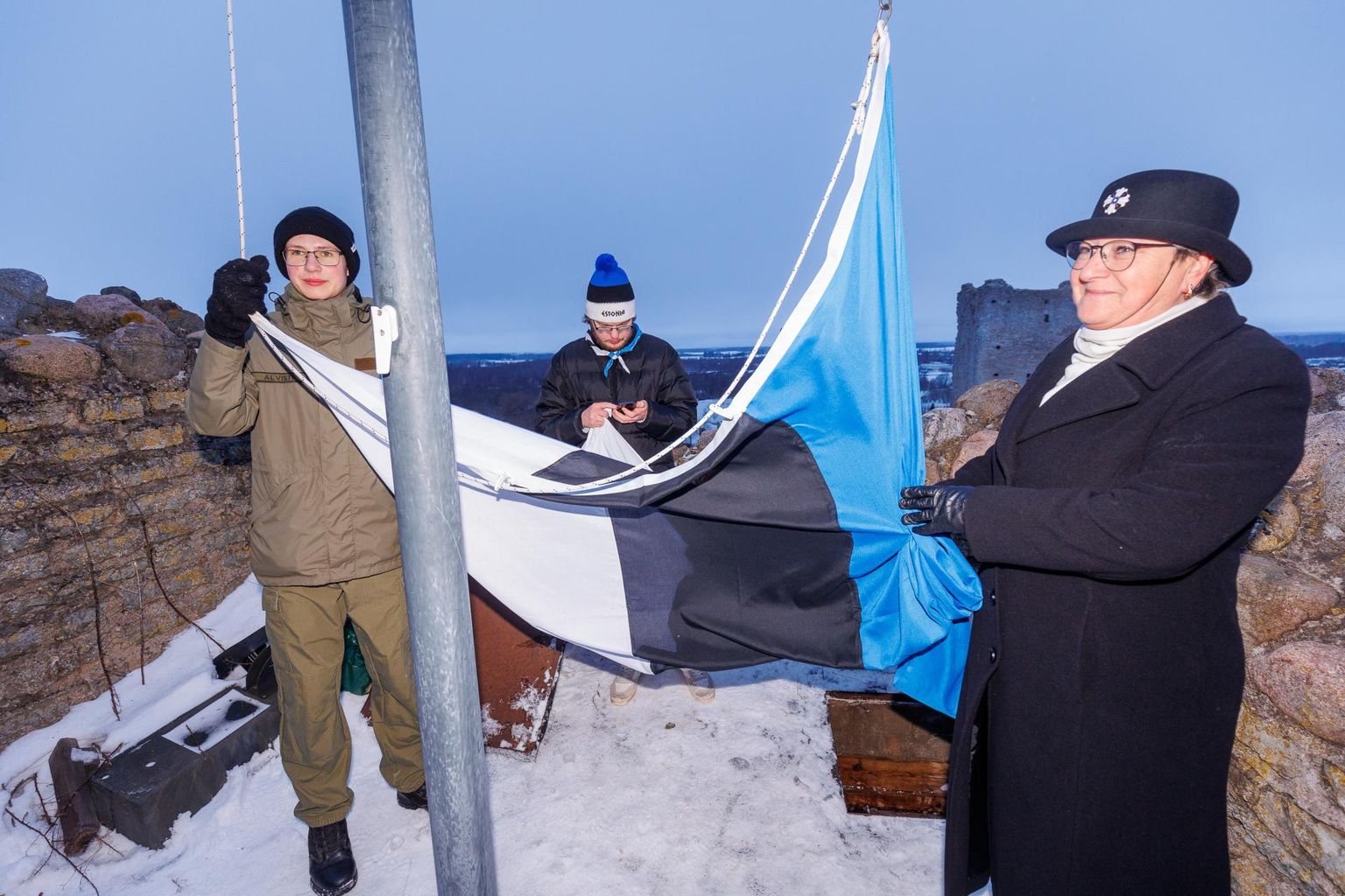 Rakvere linnuse torni heiskasid Eesti lipu Viru ringkonna kodutütarde noortejuht Ellen Sepp, noorkotkas Jaagup Joonas Alviste ja Rakvere skaut Aleks Niinsalu.