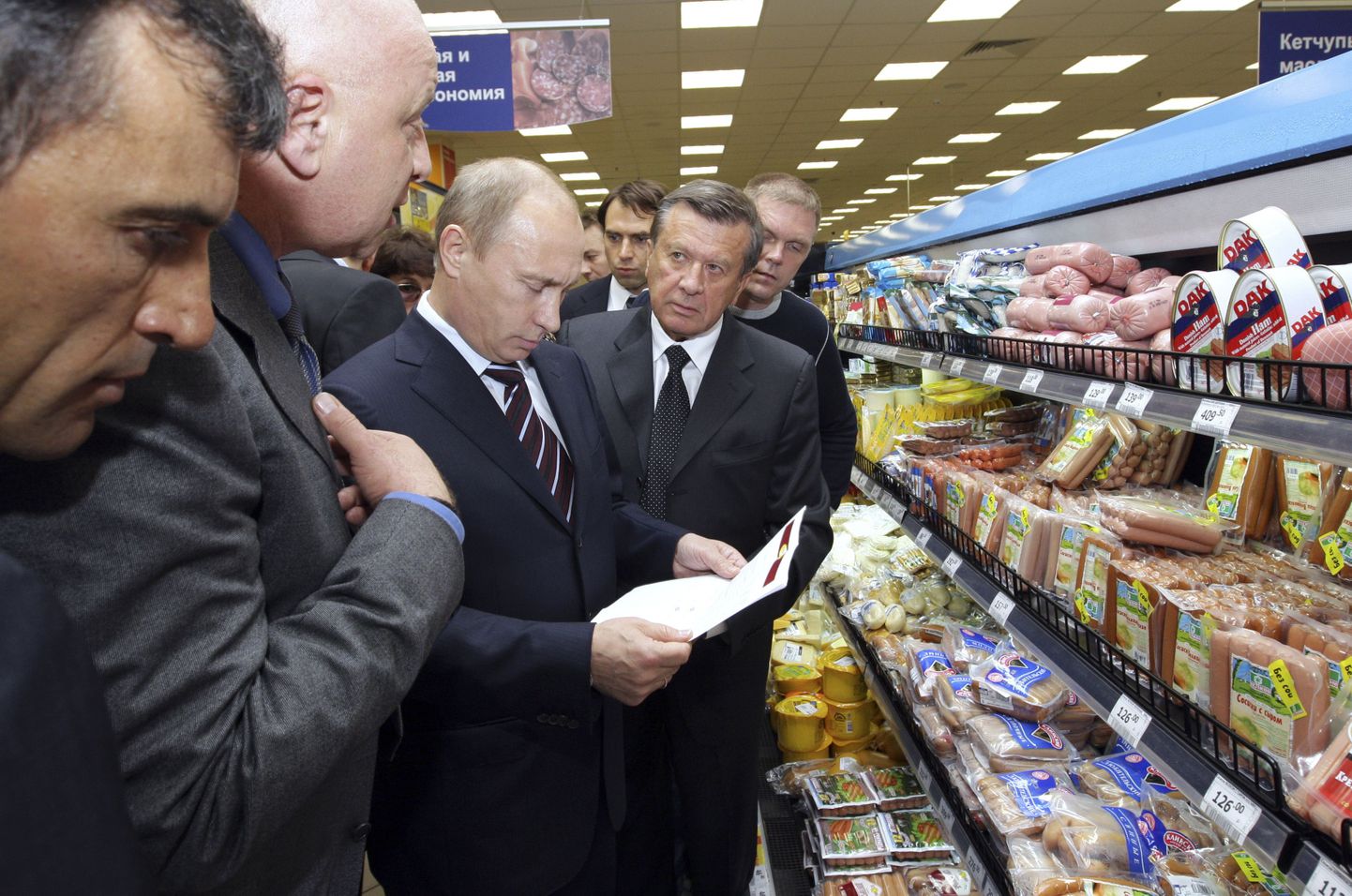 Venemaa toonane peaminister ja praegune president Vladimir Putin 2009. aasta juunis Moskva toidupoodi külastamas.