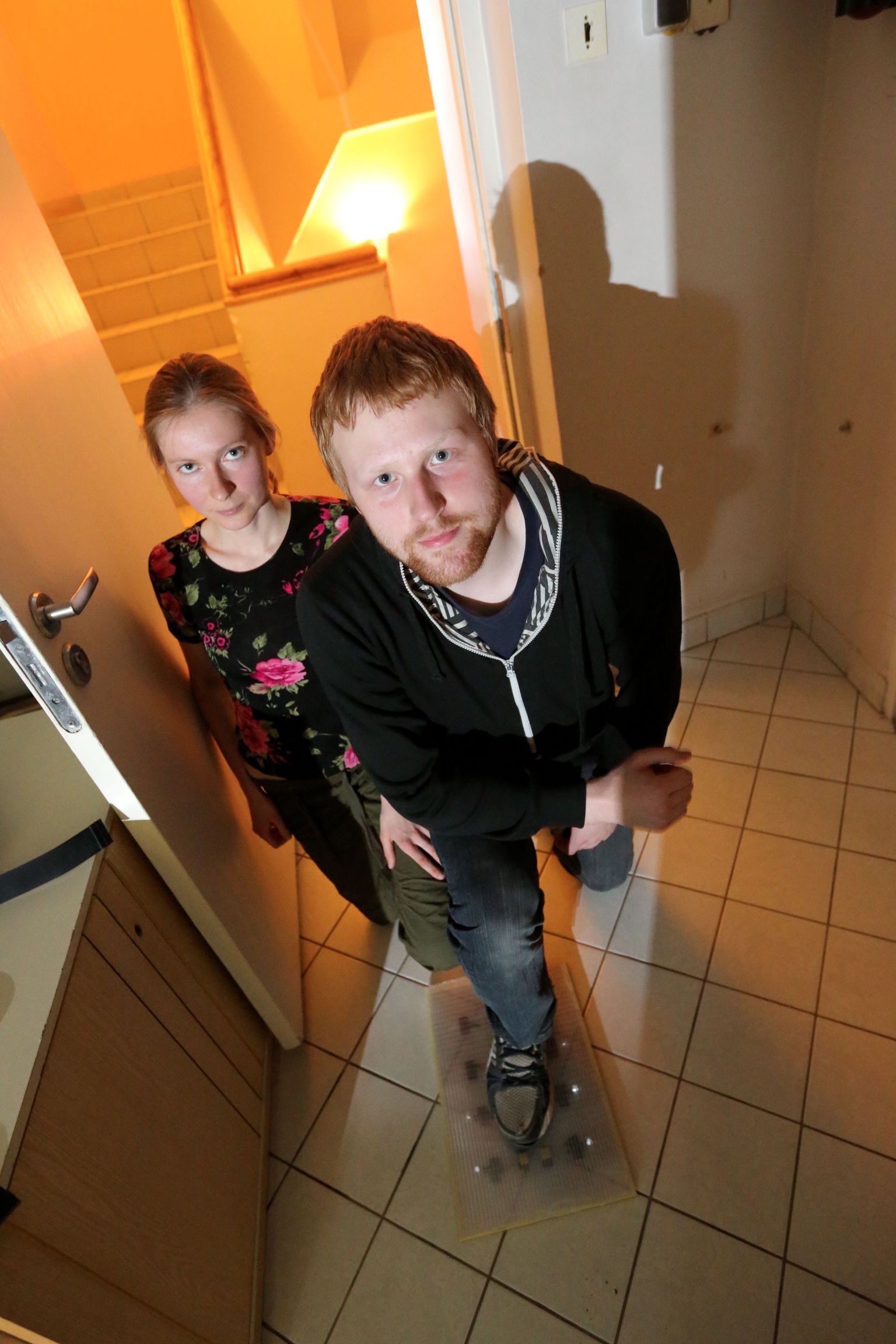 Tartu ülikooli keskkonnatehnoloogia doktorandi Eva-Stina Kerneri ja keemia eriala bakalaureusetudengi Aleksander Abramovi valmistatud plaat kasutab praegu elektrit iseenda valgustamiseks.
