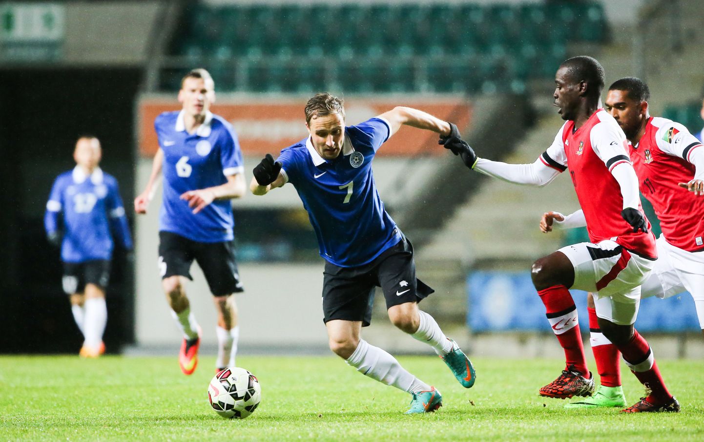 Сандер Пури (в центре) в товарищеском матче за сборную Эстонии против Сент-Китс и Невис.
