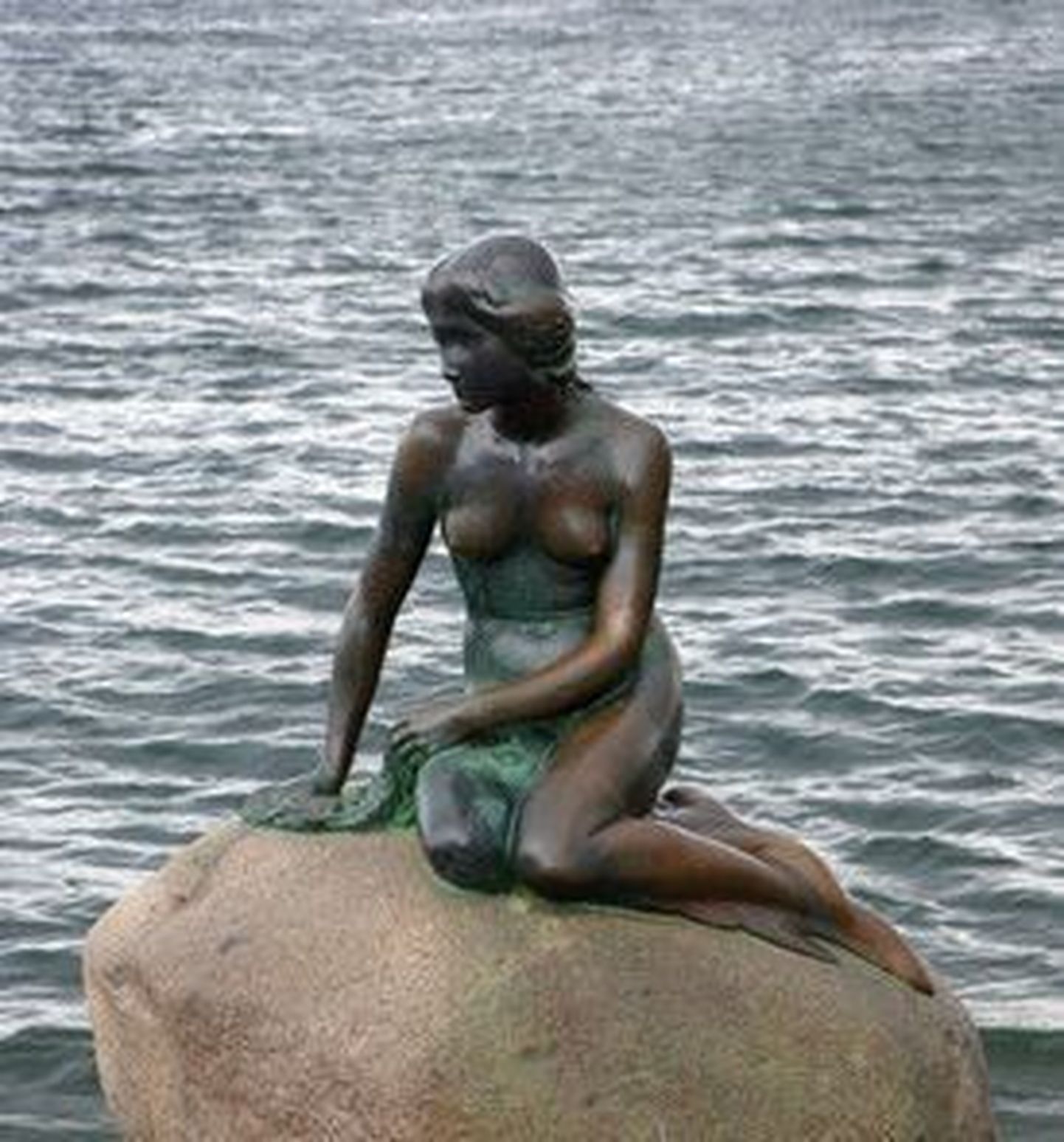 Taanis Kopenhaagenis asuv kuulus kuju Väike Merineitsi