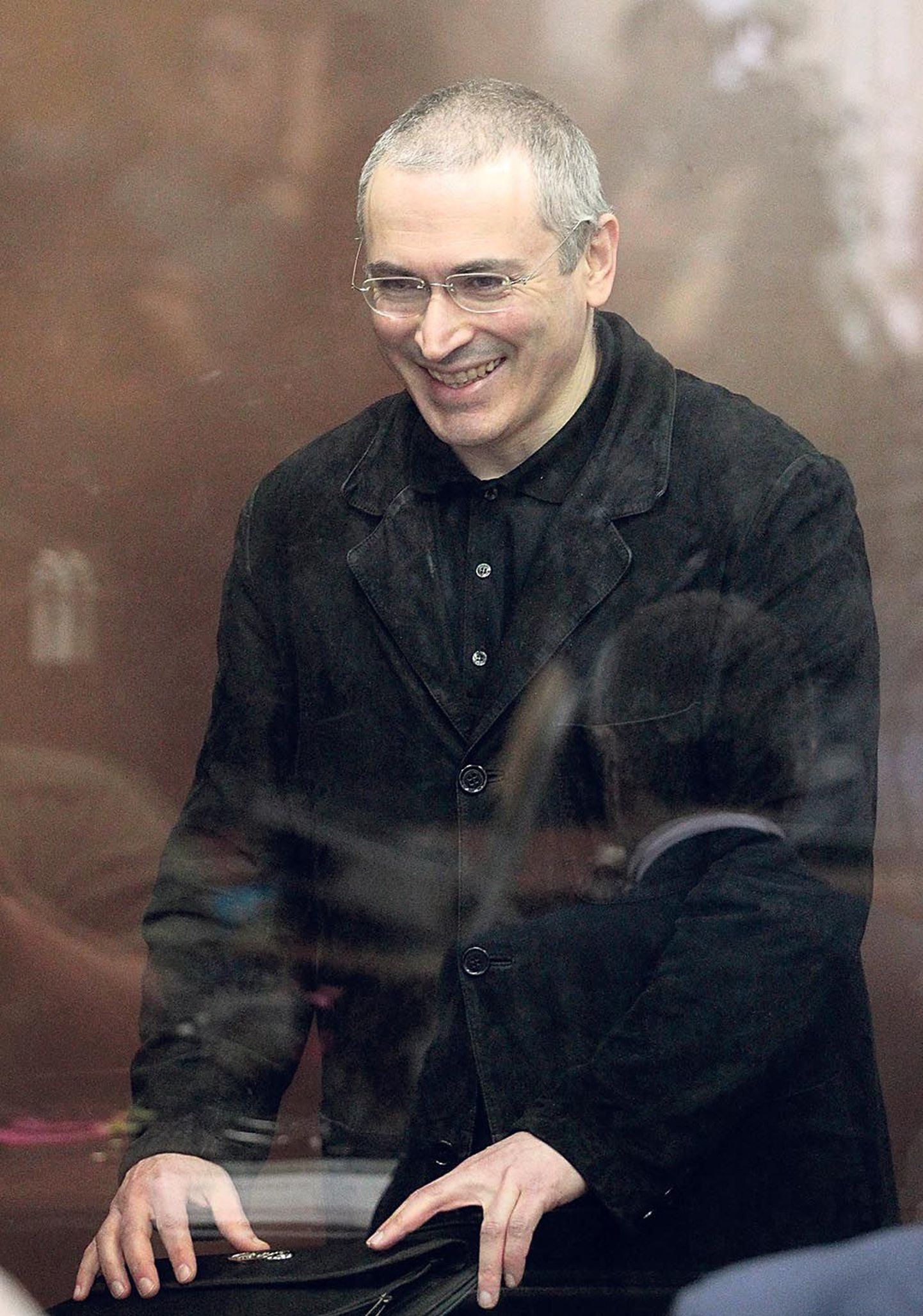 Mihhail Hodorkovski kohtusaalis kuulikindla klaasi taga. Tema tulevik selgub ilmselt uuel aastal.
