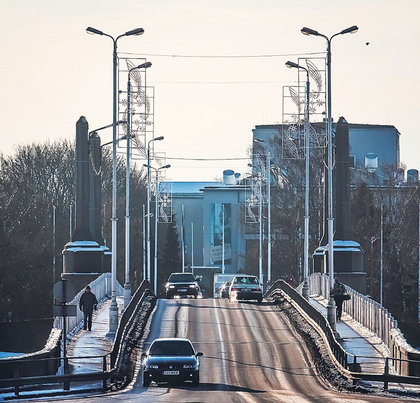 Kesklinna sillal kinnitatakse postide vahele üle sõidutee rippuma sinimustvalge paelaga kaunistatud vanikud.