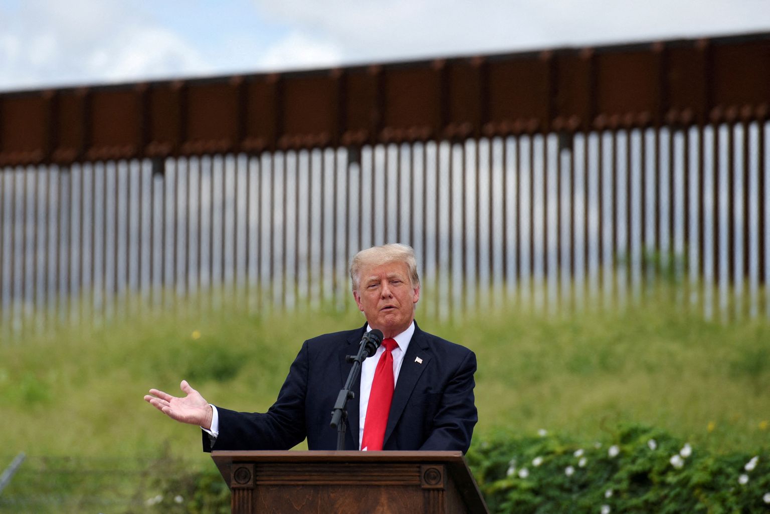 USA ekspresident Donald Trump Mehhiko ja Ühendriikide piiri külastamas.
