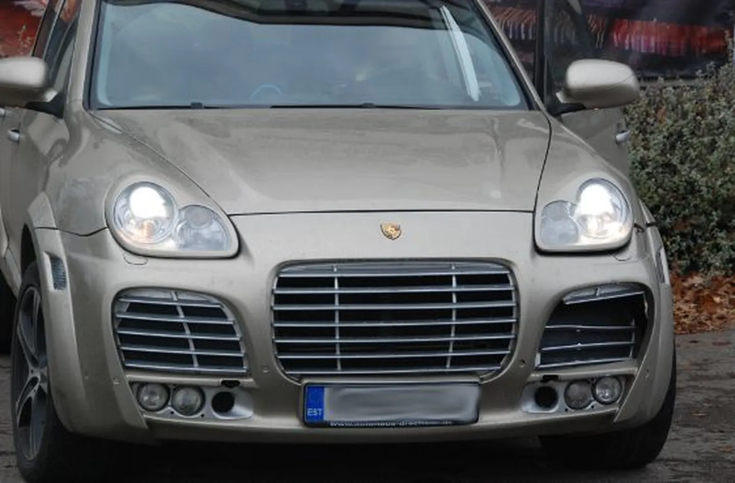 Tartus Aleksandri hotelli parklas vigastas seni tabamata autojuht luksusautot Porsche Cayenne.