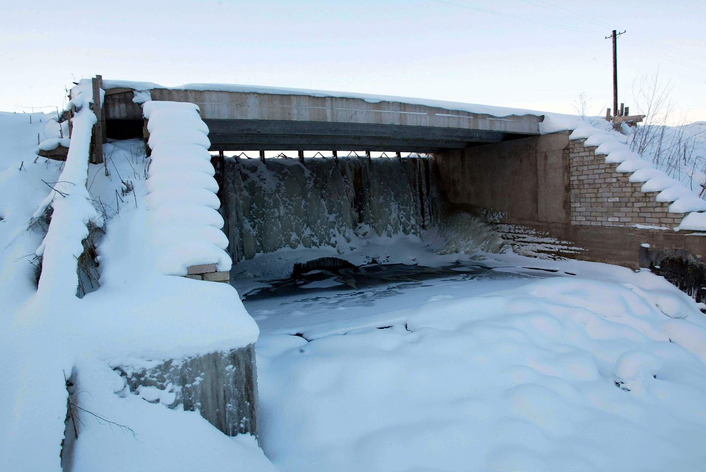 Pikru elektrijaam kogub kevadel ohtralt lumesulamisvett, mis võib ulatuda teeni ja kõrgemalegi.
