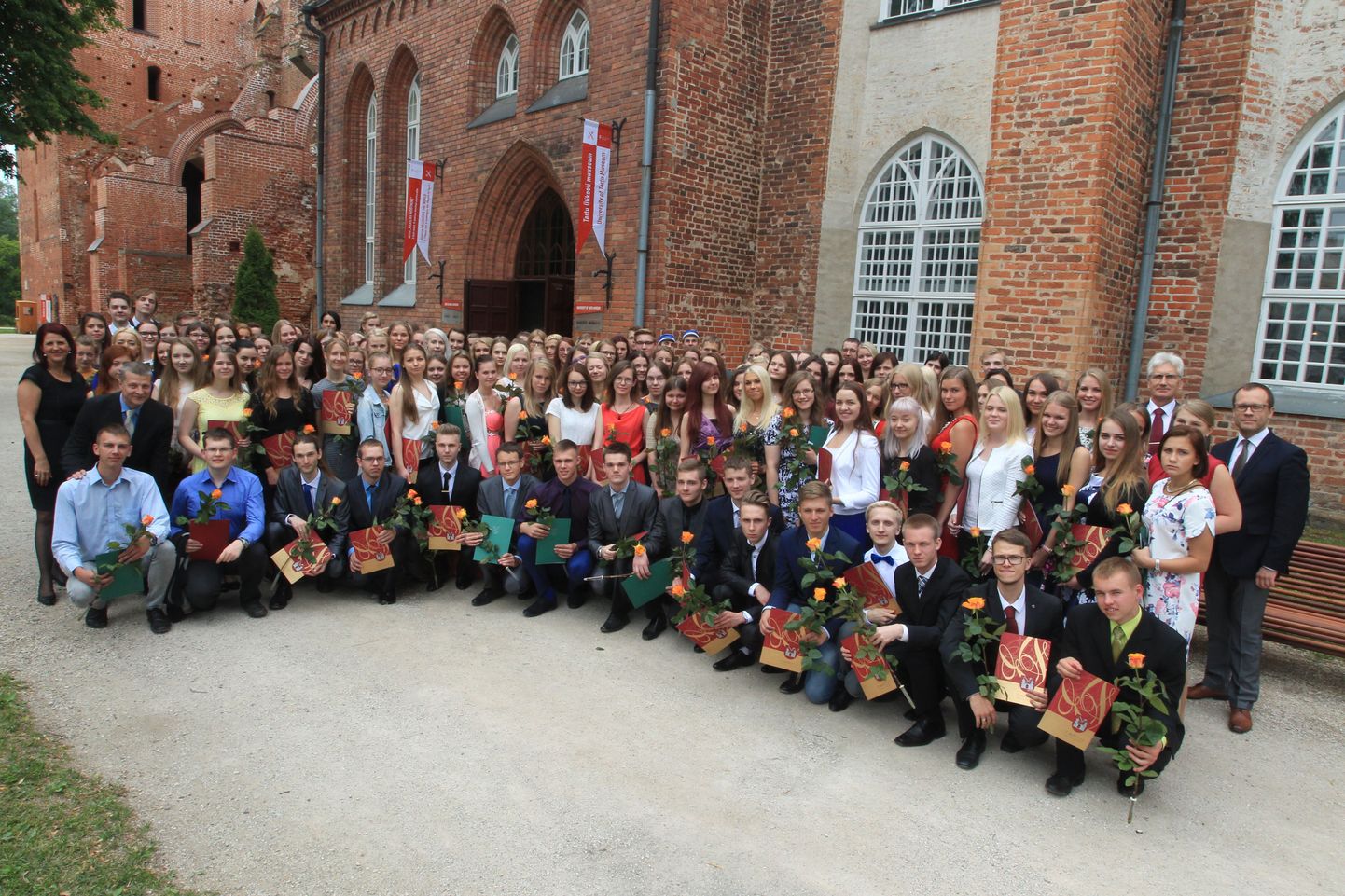 Õnnitleti Tartumaa parimaid koolilõpetajaid.