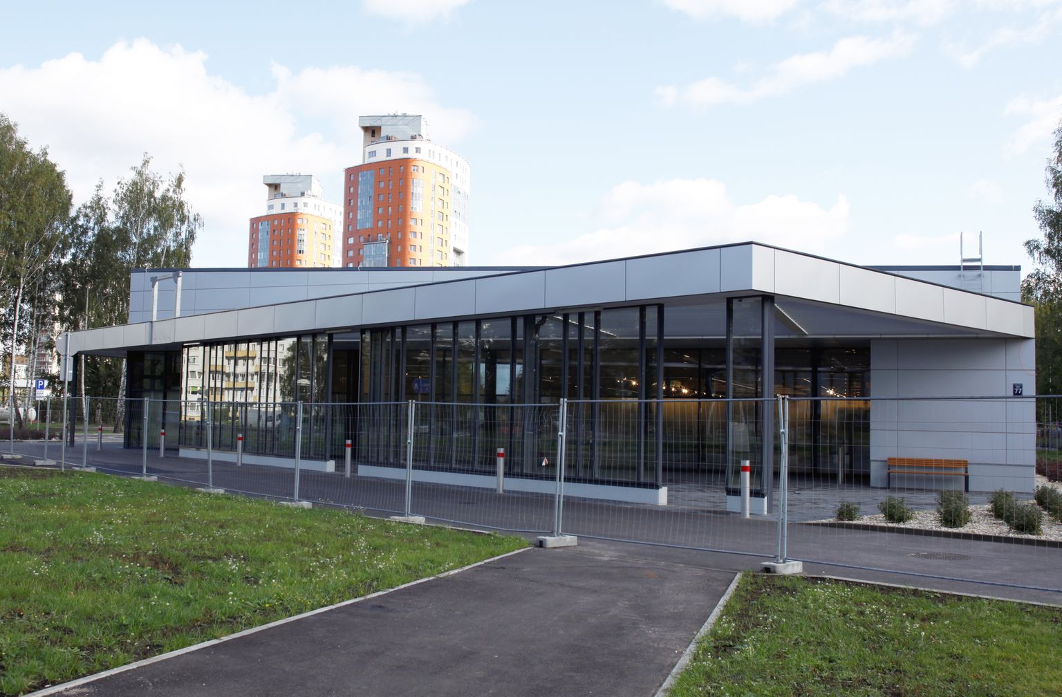 Anniņmuižas bulvārī ekspluatācijā nodots Latvijā pirmais vācu mazumtirdzniecības tīkla "Lidl" veikals.