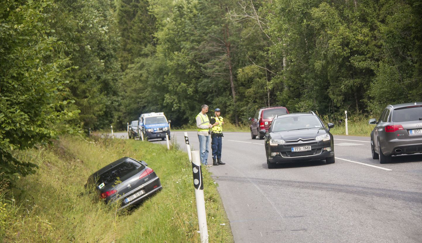 Liiklusõnnetus Väike-Maarja vallas Rakvere–Tartu vahelise maanteelõigu 34. kilomeetril Äntu järve lähedal.