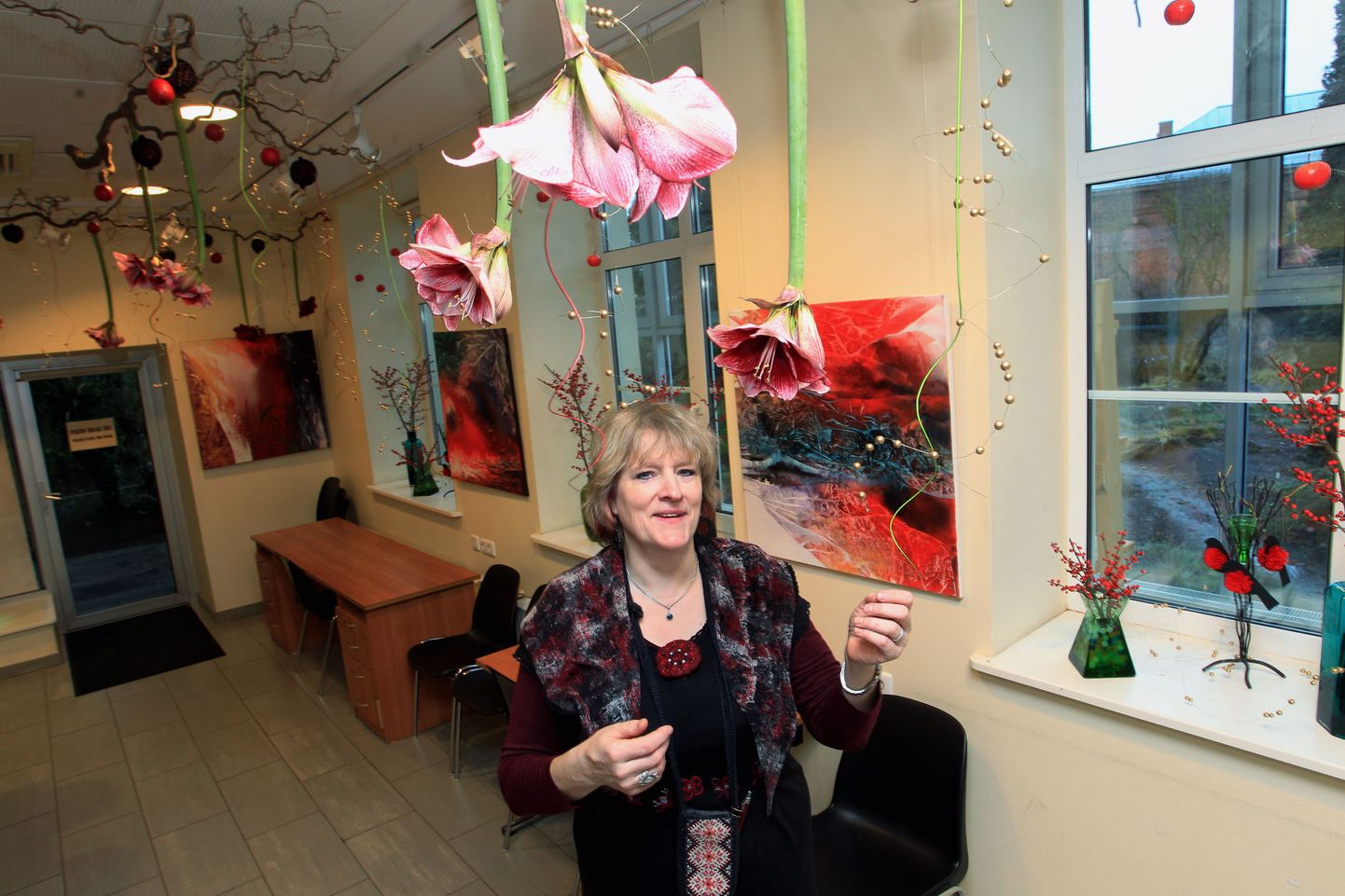 Tartu rahvaülikooli floristika õpetaja Leili Alaoja-Rein täiendas Aime Asi värvilisi maale lilleseadete abil koos oma endiste õpilastega lilleklubist Juuli.