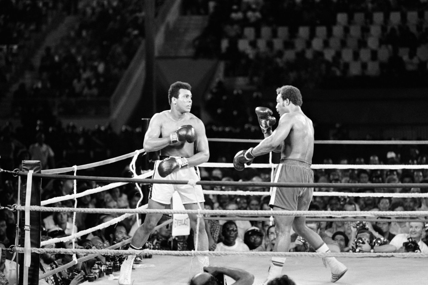 Мухаммед Али (слева) боксирует против Джорджа Формана.