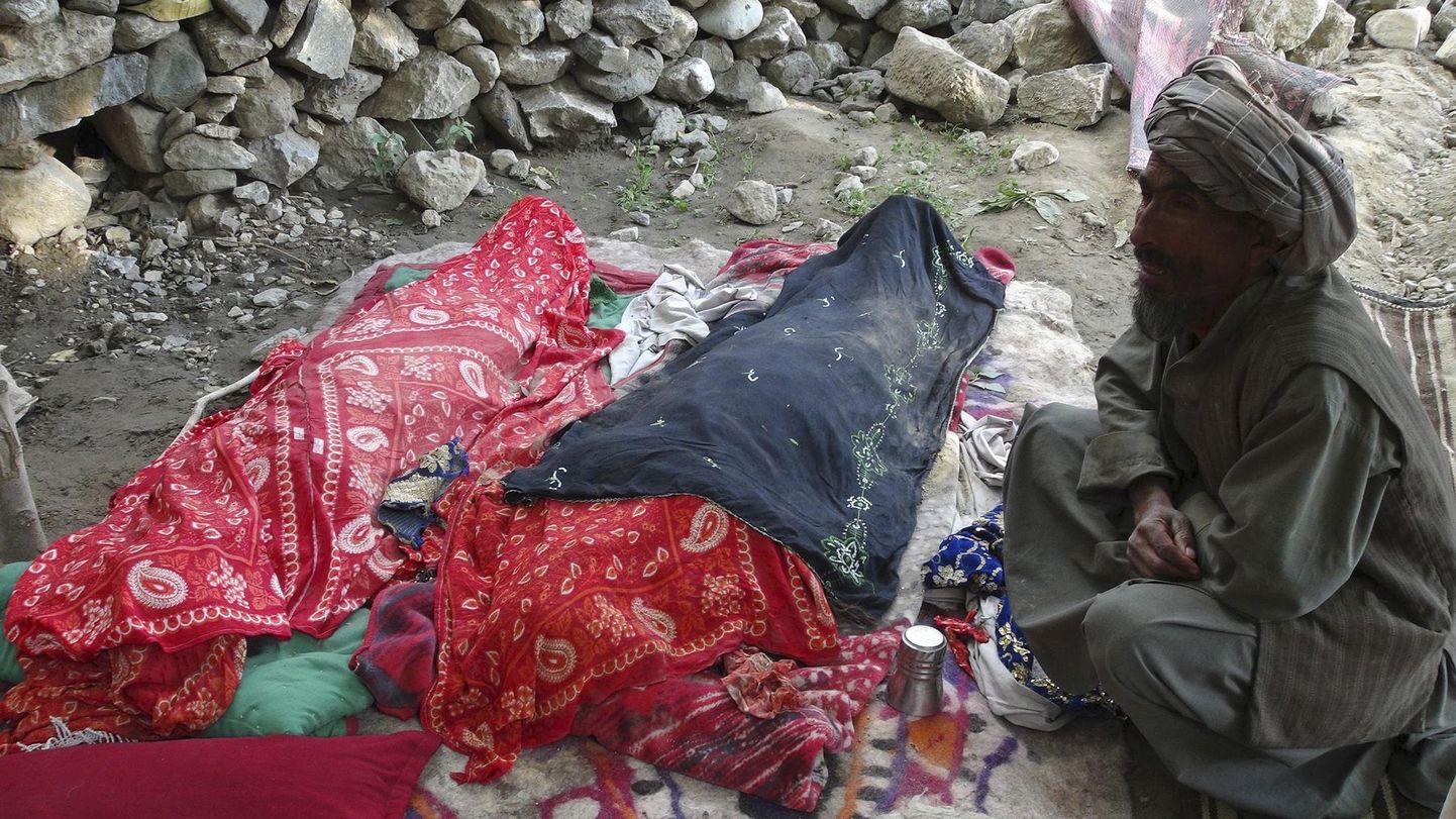 Afgaani mees leinab kahte maavärinaohvrit Baghlani provintsis 11. juunil