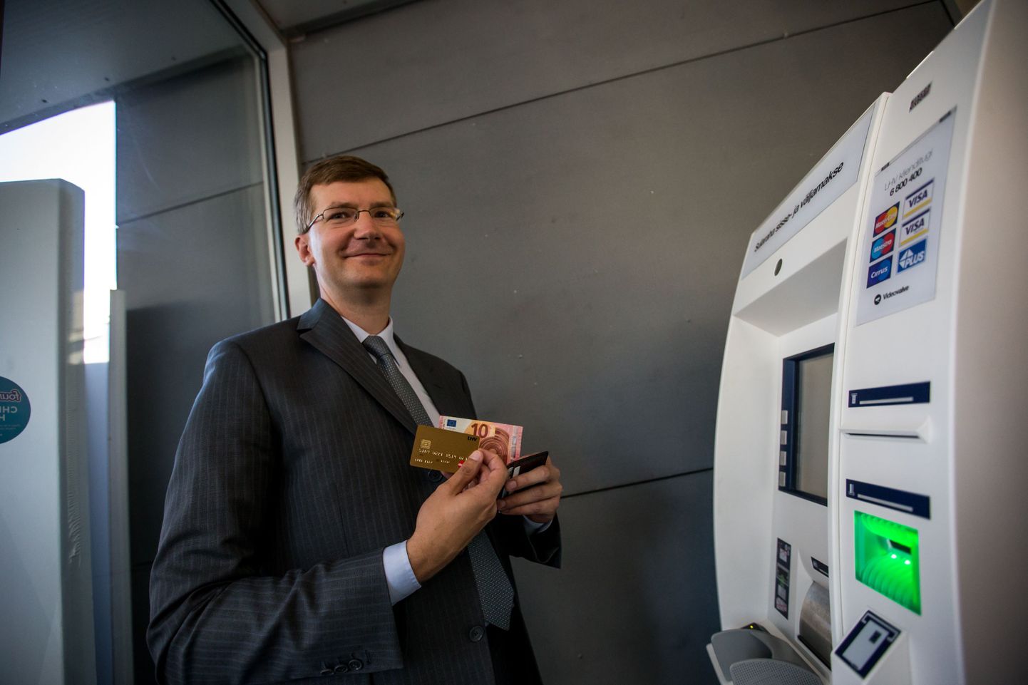 LHV avas esimesed sularahaautomaadid augustis. Fotol Erki Kilu.