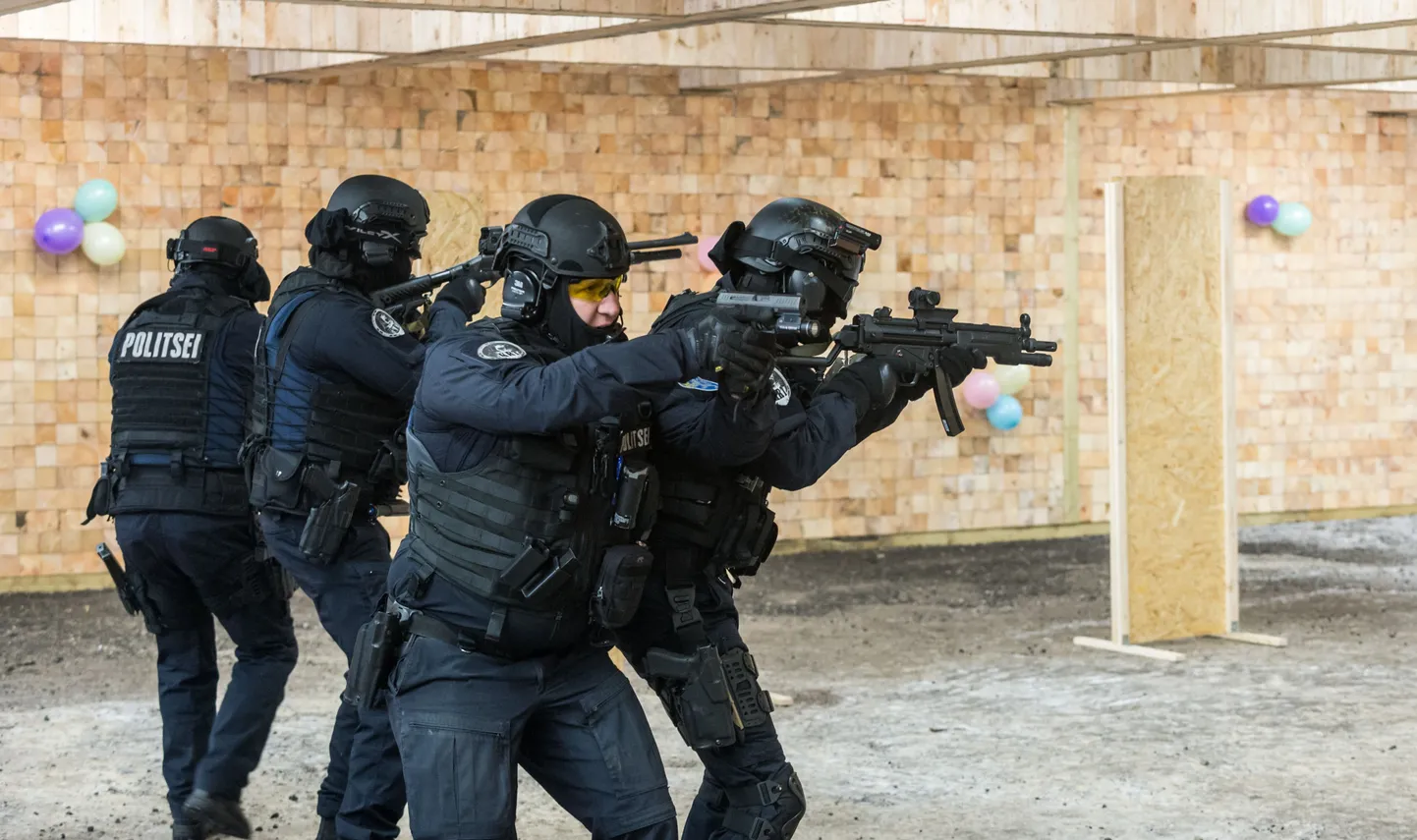 Põhja prefektuuri kiirreageerimisüksus näitas, milliseid võimalusi Paikuse politseikoolis avatud Eesti politsei kõige moodsam lasketiir pakkuda suudab.