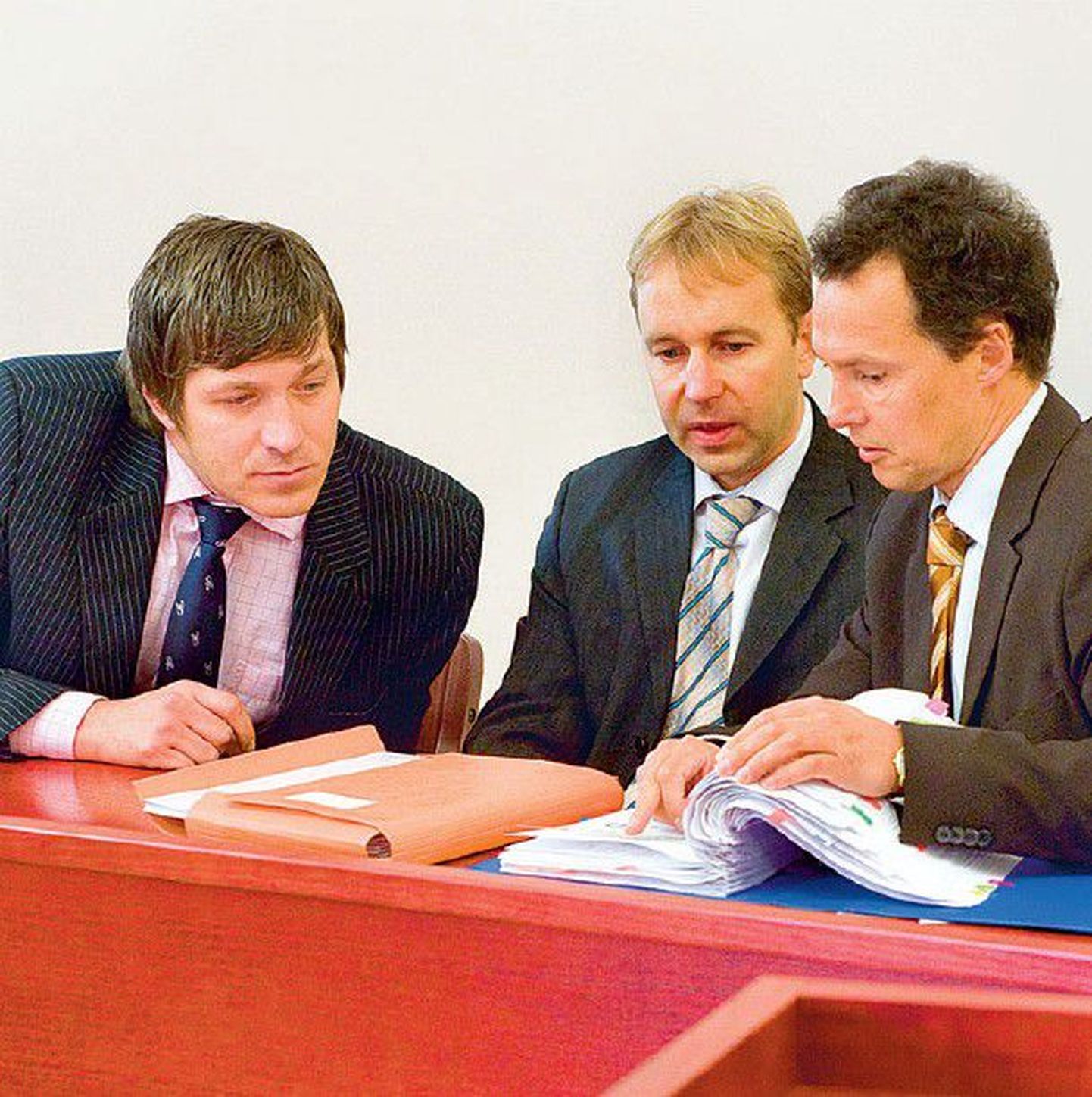 Eesti riiki, Eesti Panka ja VEB fondi kohtus esindavad Valdo Lips (vasakult), Andres Suik ja Aivar Raudsik seisid vastu külmutatud kontodel toimunud rahaliikumiste avalikustamisele.