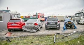 Fotod ja video: Maardus põrutas veok läbi aia vastu teisi sõidukeid