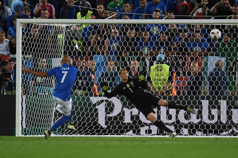 Simone Zaza suudab tõepoolest Manuel Neueri teisele poole saata, kuid lööb palli väravast üle. Foto: AFP