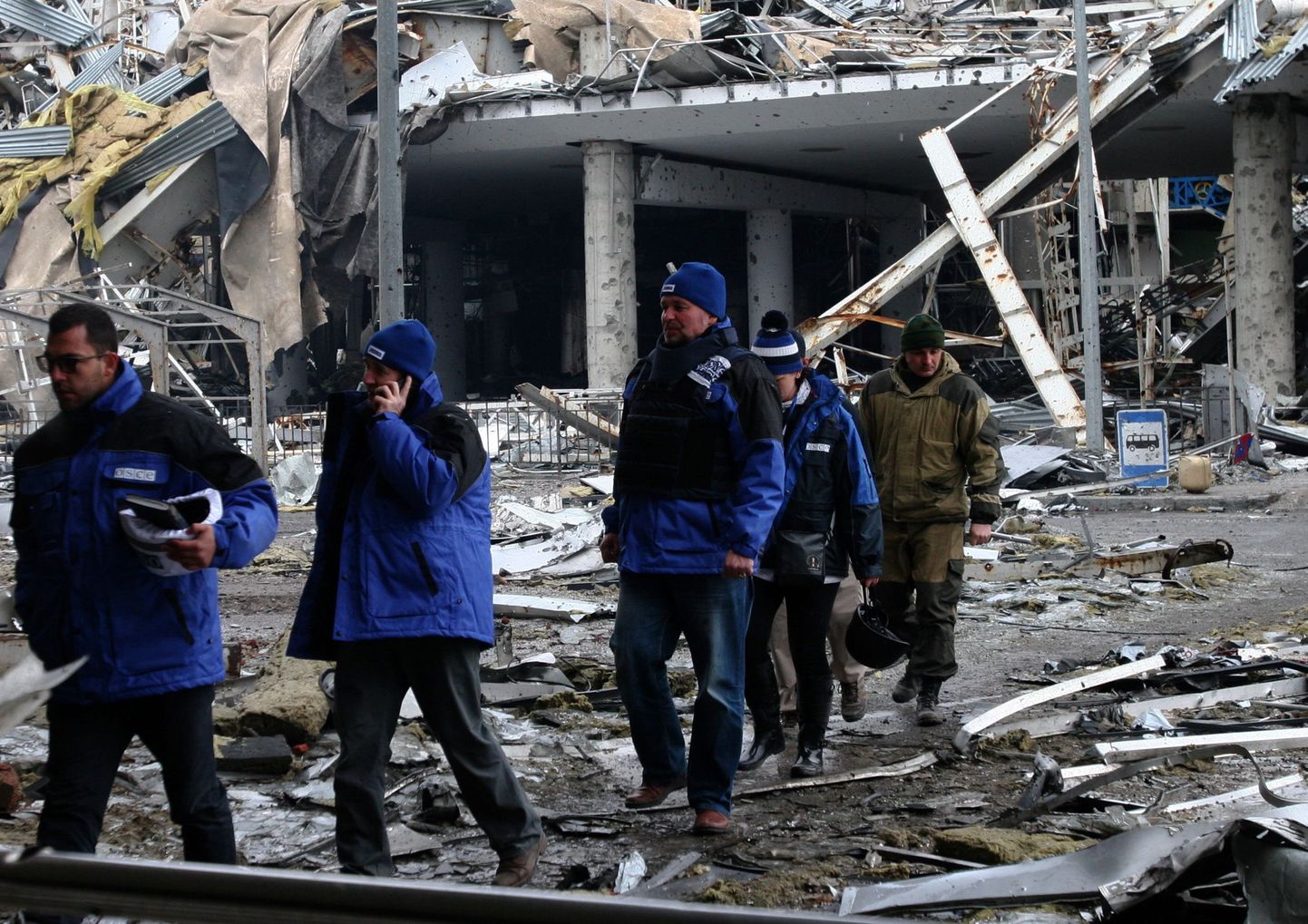 OSCE vaatlejad inspekteerimas Donetski lennujaama, millest on alles vaid varemed.