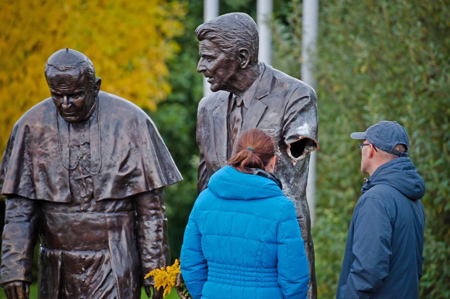 USA ekspresidenti Ronald Reagani ja paavst Johannes Paulus II kujutav skulptuur Gdanskis. 

e seen looking at a former president Ronald Reagan statue with a severed arm in a park in Gdansk, Poland. The bronze statue is a larger than life rendering of Reagan and the Polish born Pope John Paul II, inspired by an AP photograph taken by Scott Stewart during John Paul's visit to the US in 1987 and honor's Reagan's support for Poland's struggle to end communism. The police are searching for the vandal who cut the arm off. (AP Photo/Mateusz Ochocki) / TT / kod 436
