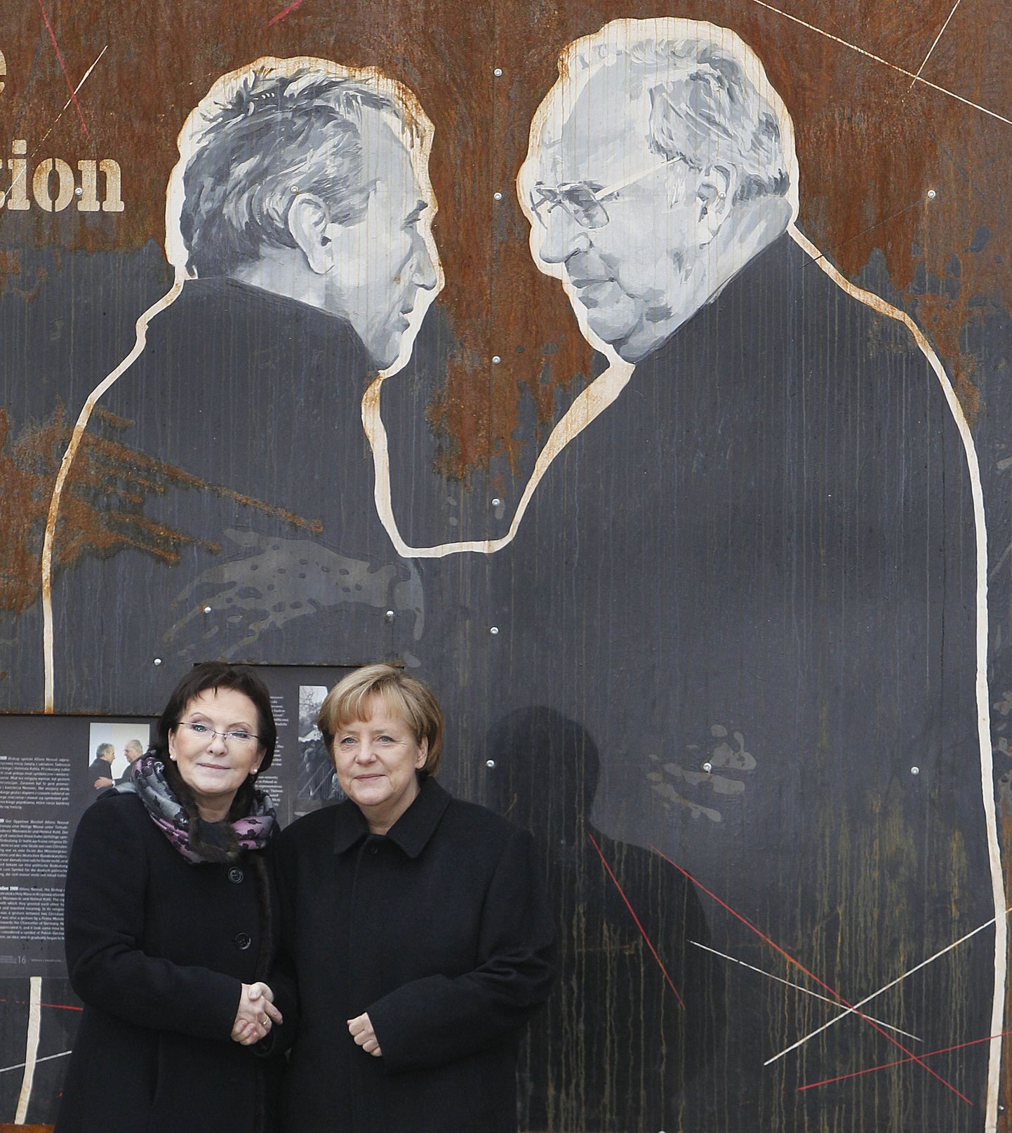 Poola peaminister Ewa Kopacz (vasakul) ja Saksa liidukantsler Angela Merkel pannoo ees, mis kujutab Poola ekspeaministrit Tadeusz Mazowieckit (vasakul) ja Saksa endist liidukantslerit Helmut Kohli.