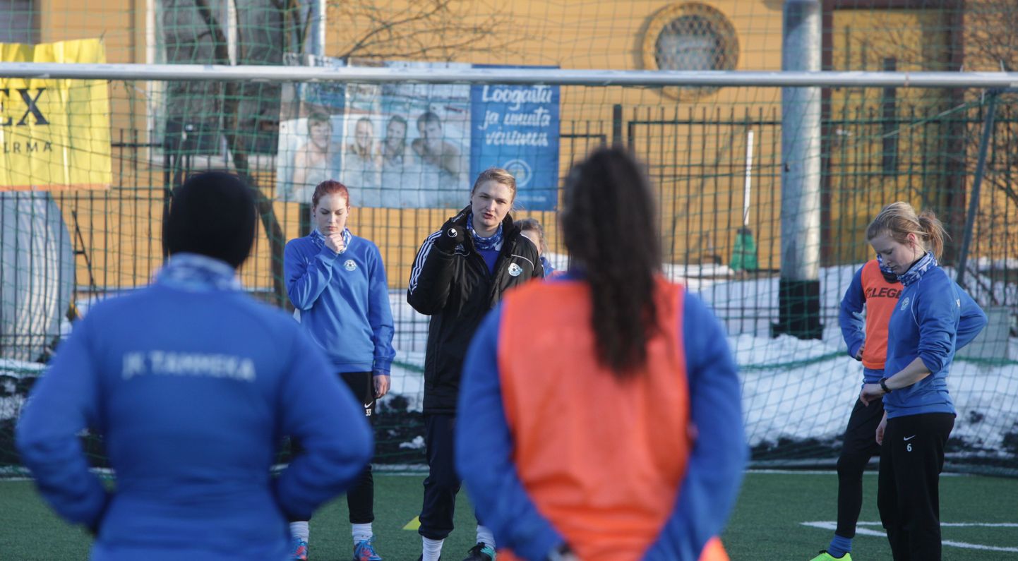Seni JK Tammeka naiskonda juhendanud Aleksandra Ševoldajeva(keskel)lahkus FC Florasse, tartlannade uueks peatreeneriks nimetati Rainer Klement.
