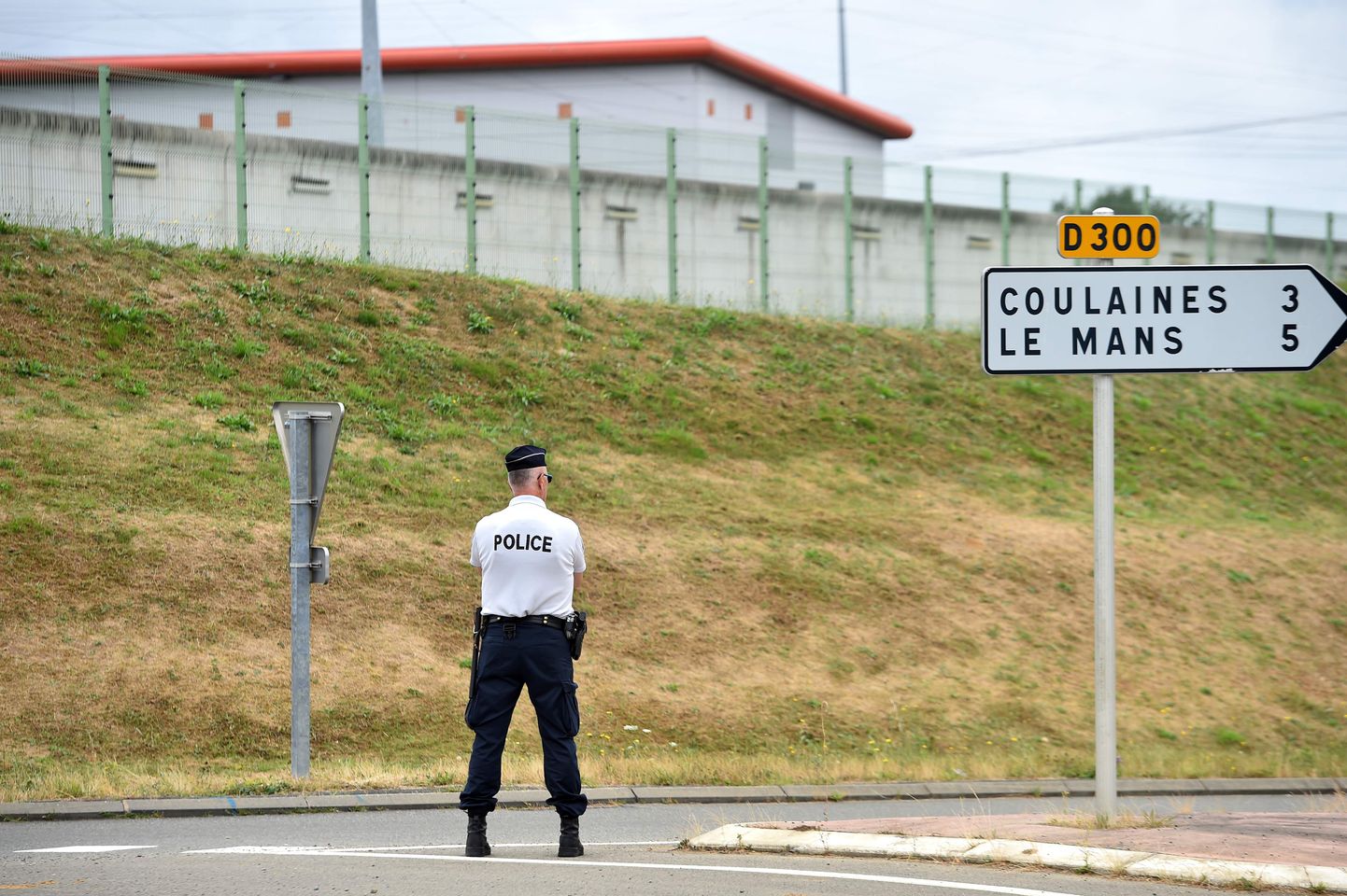 Заключенный захватил в заложники двух человек в следственном изоляторе Ле-Ман.
