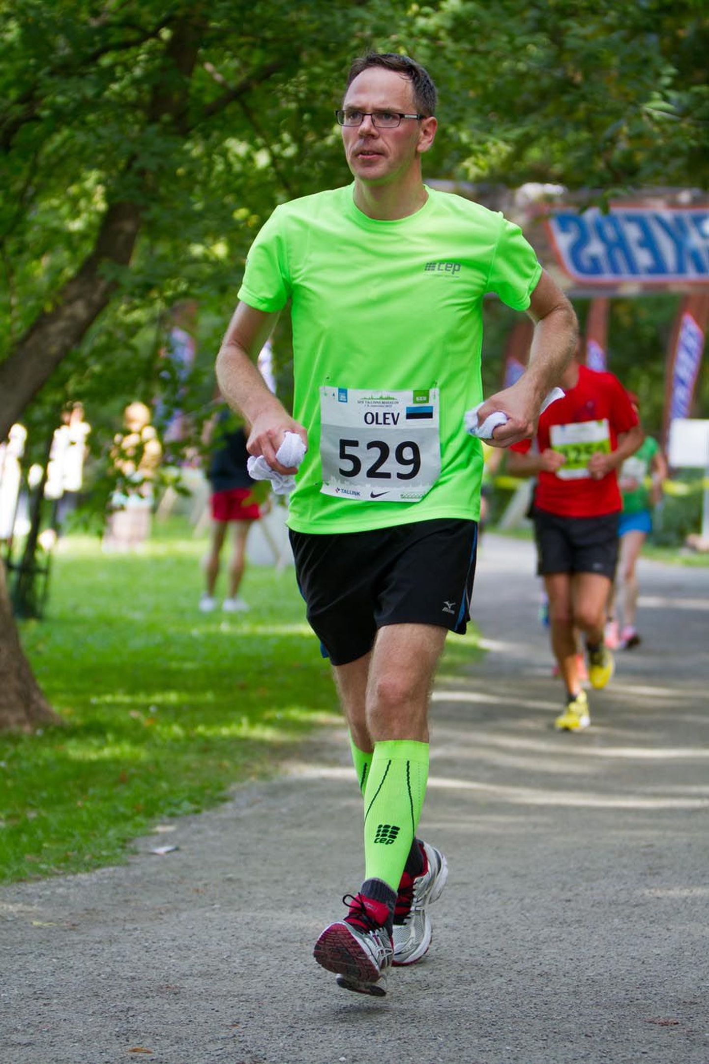 Olev Vahemaa jooksis esimese maratoni 2013. aasta septembris. Ta oli lubanud endale, et naudib seda, ja lubaduse ta ka täitis. Pilt on tehtud, kui maratonist on läbitud umbes pool.