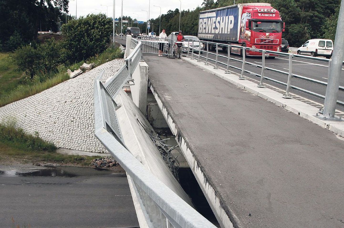 Pärast avariid oli jalakäijate liikumine sillal peatatud ja silla all suletud üks sõiduradadest. Eile pärastlõunaks oli taastatud jalakäijate liiklus sillal ja tehti ettevalmistusi liikluse täies mahus avamiseks silla all.