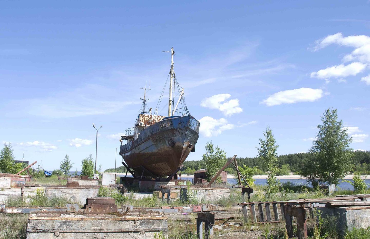 Ржавеющее на берегу судно – остатки былой мощи рыболовецкого флота бывшей Усть-Нарвы