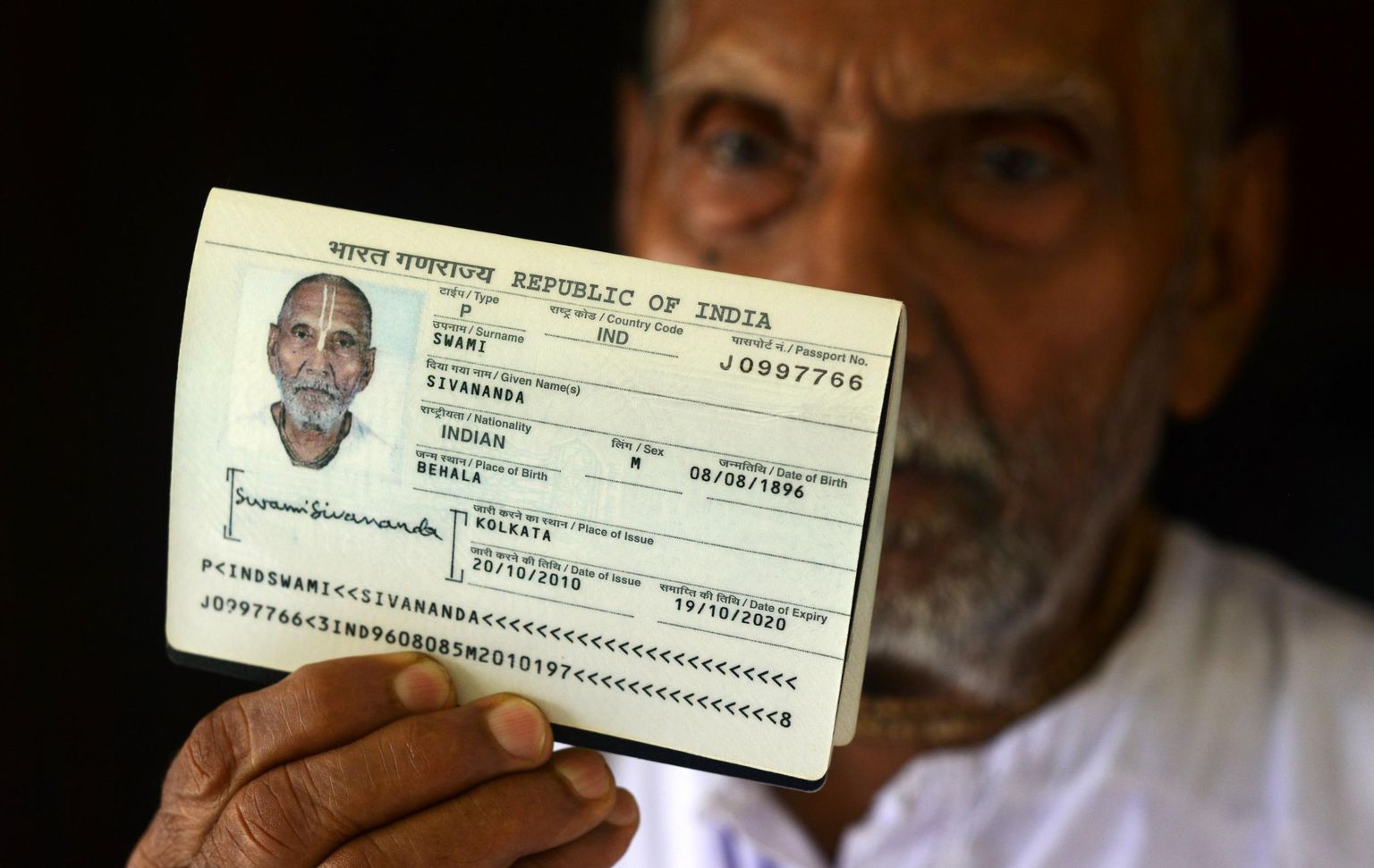 USKUDA VÕI MITTE? Väidetavalt on maailma vanim inimene India elanik Swami Sivananda, kel meeldib näidata oma passi, kus sünniaastaks märgitud 1896. Selle tõepäras on aga paljud kahelnud, sest India ametivõimud väljastasid passi mitte just eriti usaldusväärsete vanade dokumentide alusel.