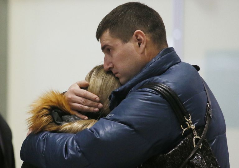 Pardalolnute lähedased Peterburis Pulkovo lennujaamas meelt heitmas. Fotod: AFP/Scanpix