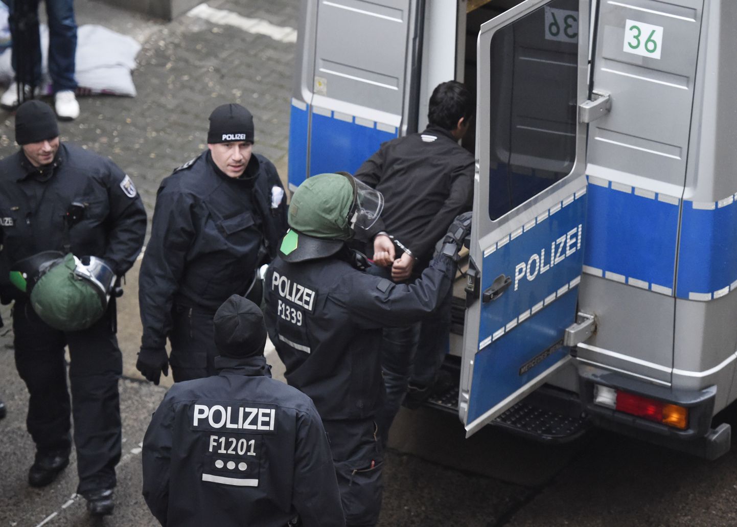 Kokkupõrkeid varjupaigataotlejate vahel on toimunud Saksamaal ka varem. Pildil taltsutavad politseinikud migranti Berliinis.