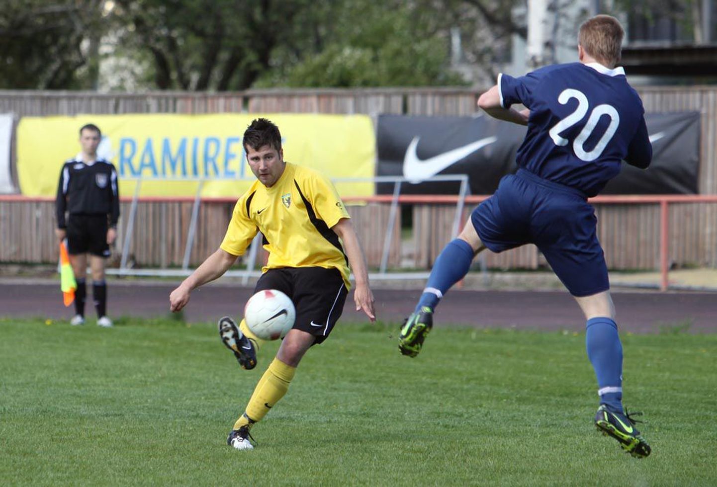 Pildil mängib Pärnu Vaprus liiga võitja   Tallinna FC Levadia II-ga.