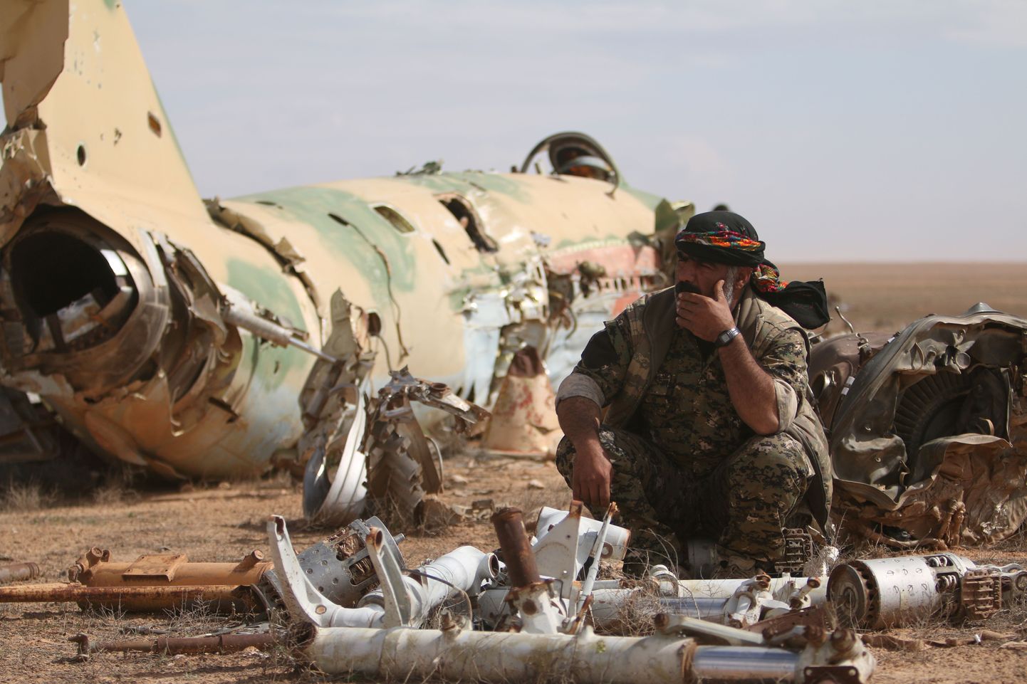 Süüria Demokraatlike Relvajõude võitleja hävitatud sõjalennuki rusude juures.