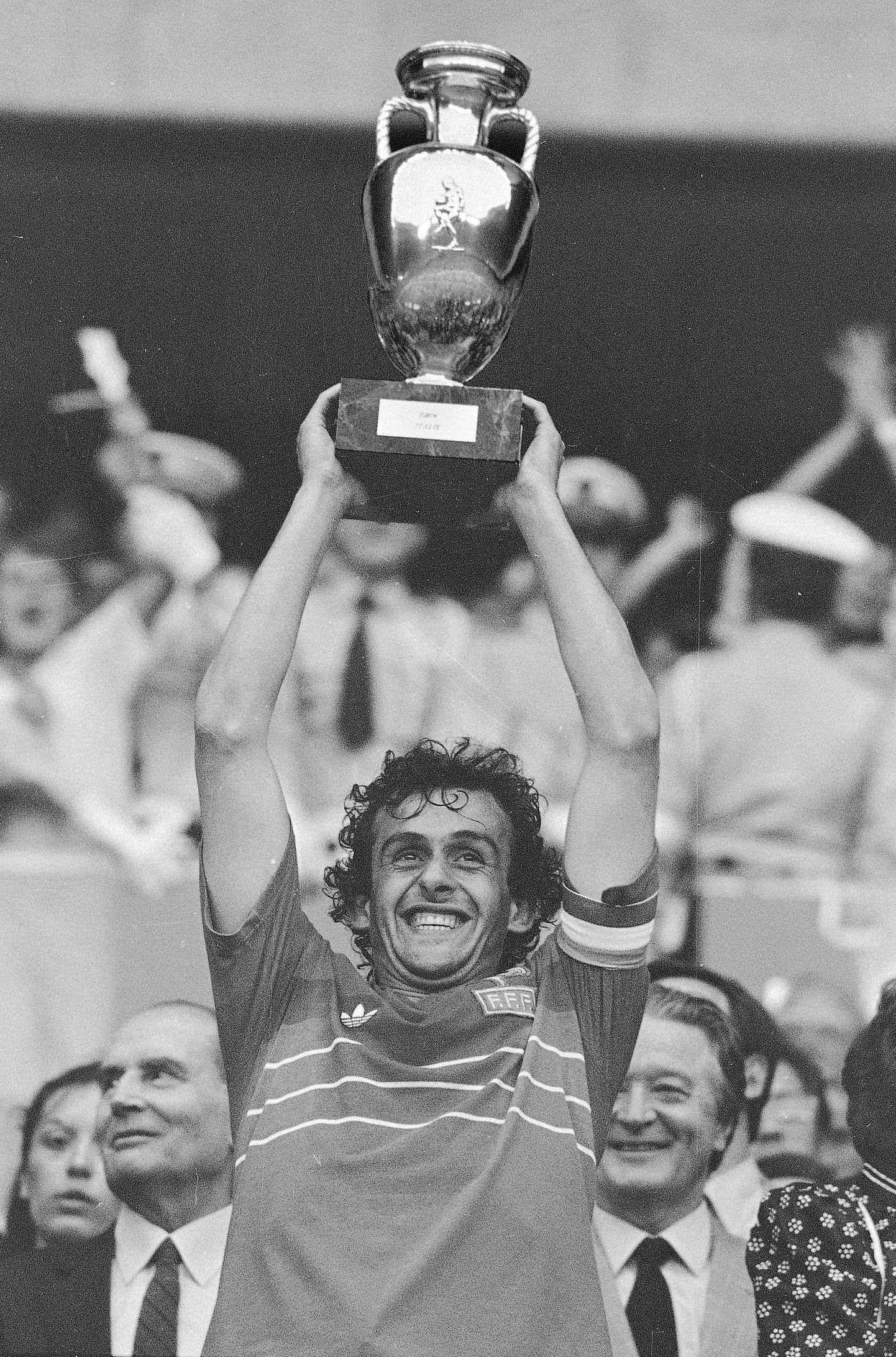 ** FILE ** In this June 27, 1984 file photo French team captain Michel Platini holds high the winners trophy after France defeated Spain, 2-0, in the final match of the European Soccer Championship at the Parc des Princes stadium in Paris.  French President Francois Mitterand is at bottom left.  (AP Photo/File) / SCANPIX Code: 436