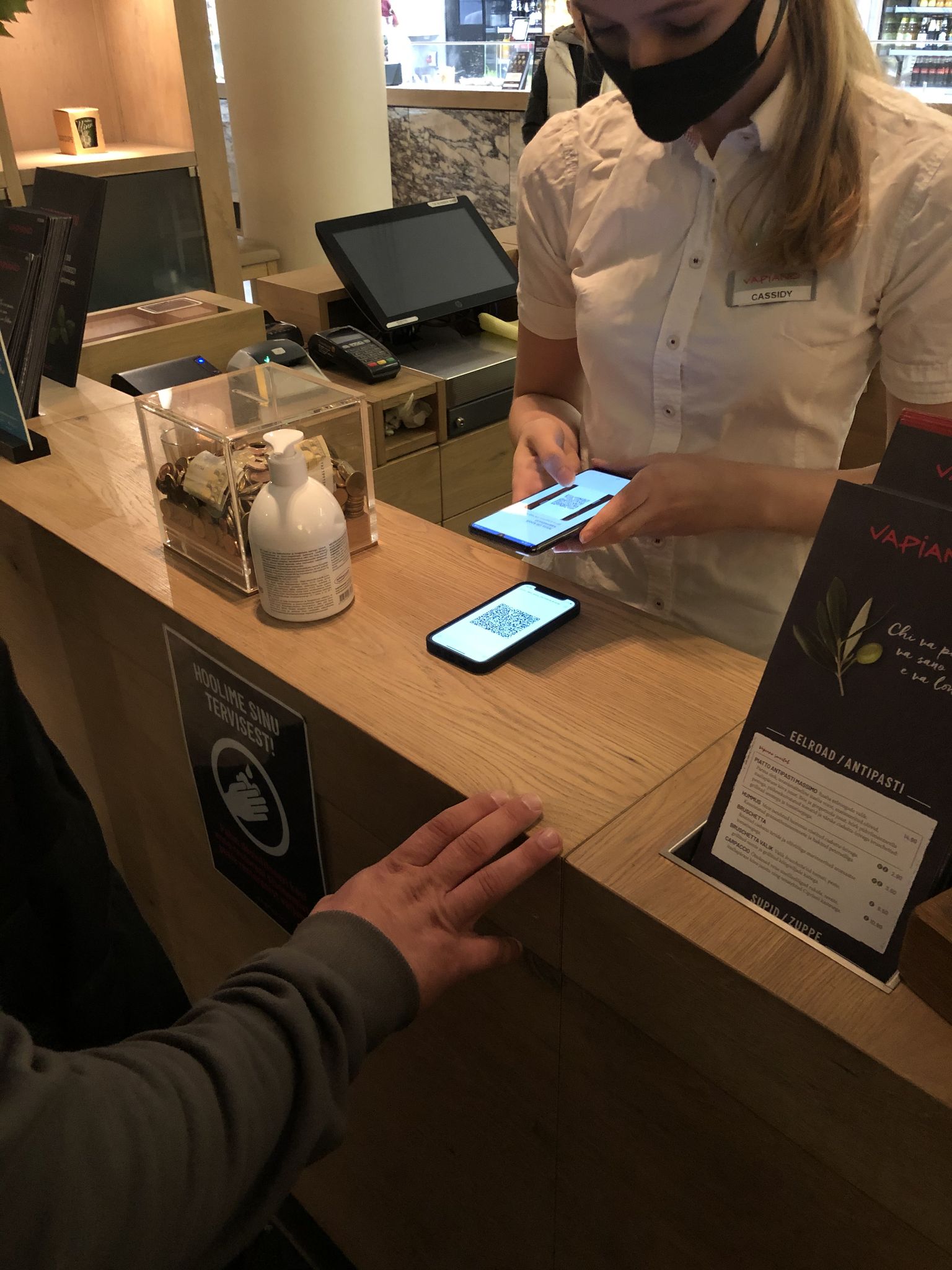 Проверка паспорта вакцинации на входе ресторана Vapiano.